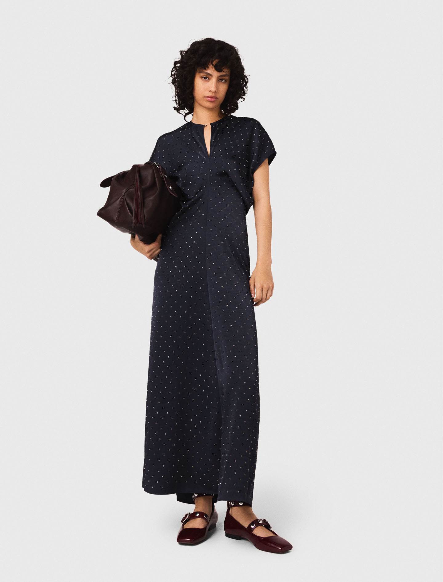 Женское синее атласное платье с заклепками