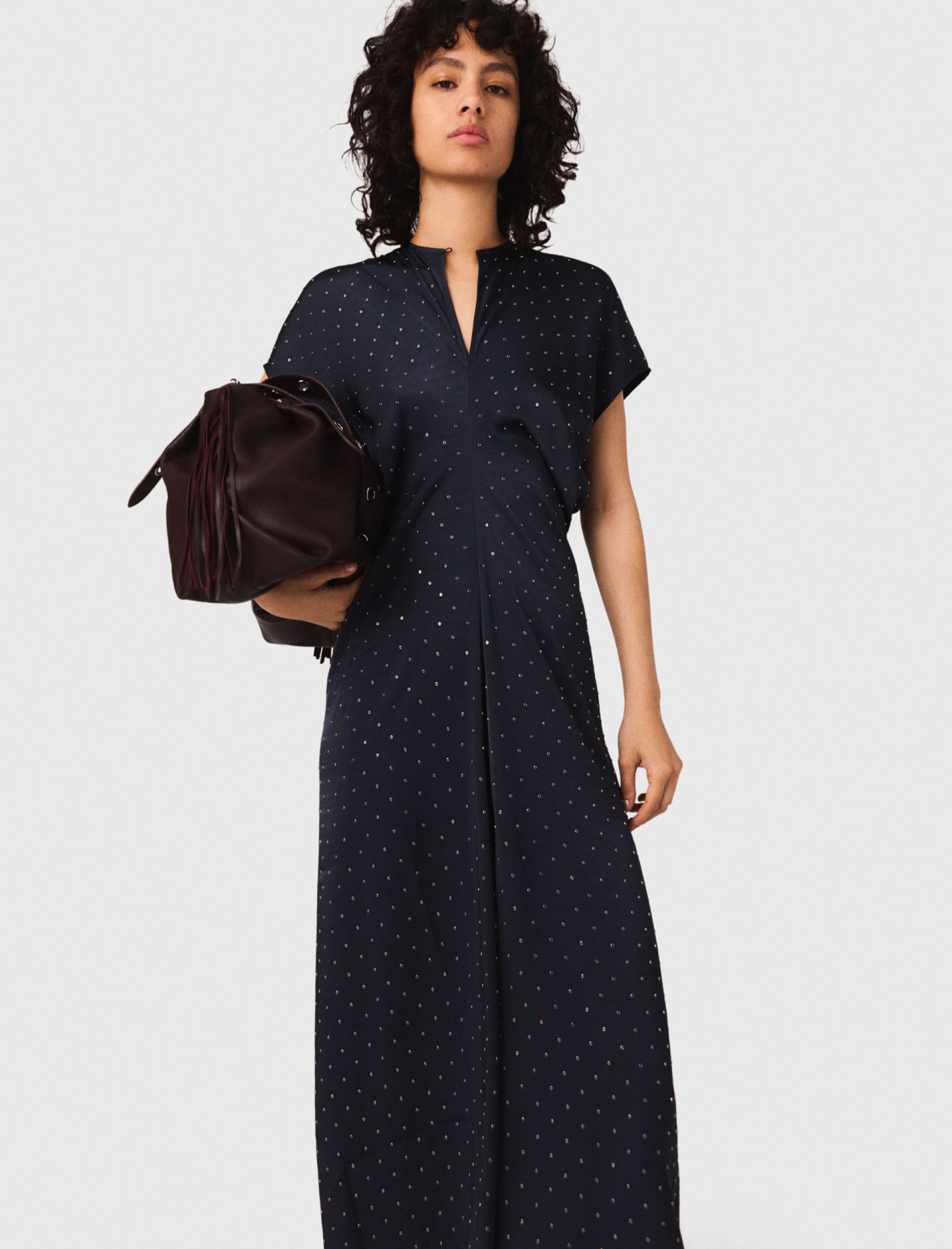 Женское синее атласное платье с заклепками