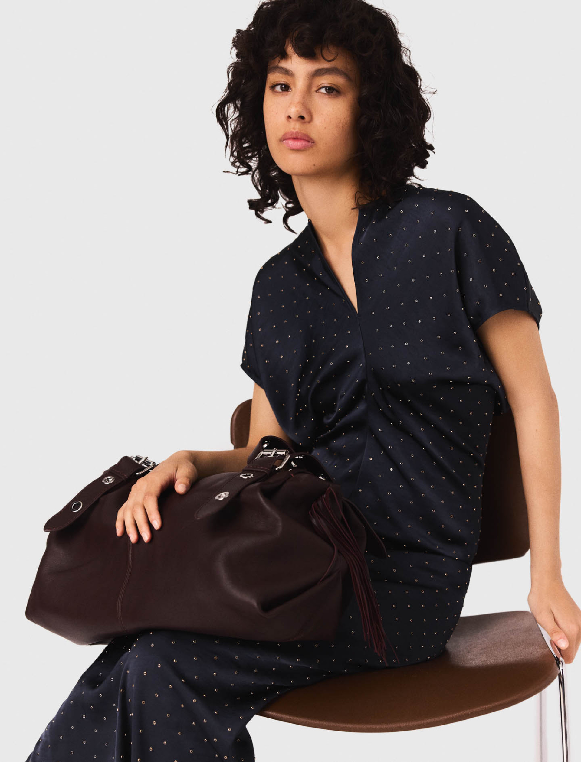 Женское синее атласное платье с заклепками