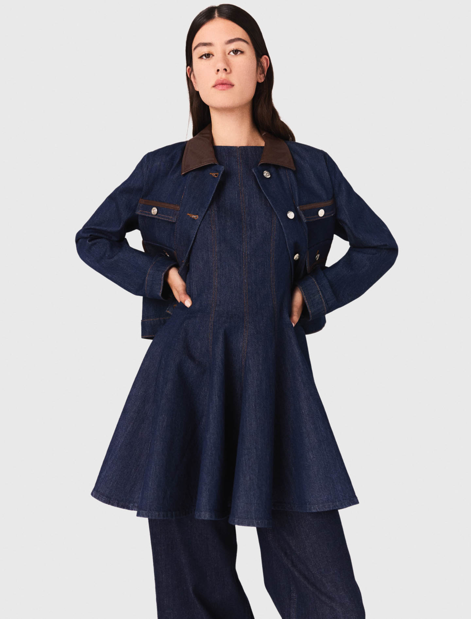 Жіноча джинсова куртка з контрастним коміром