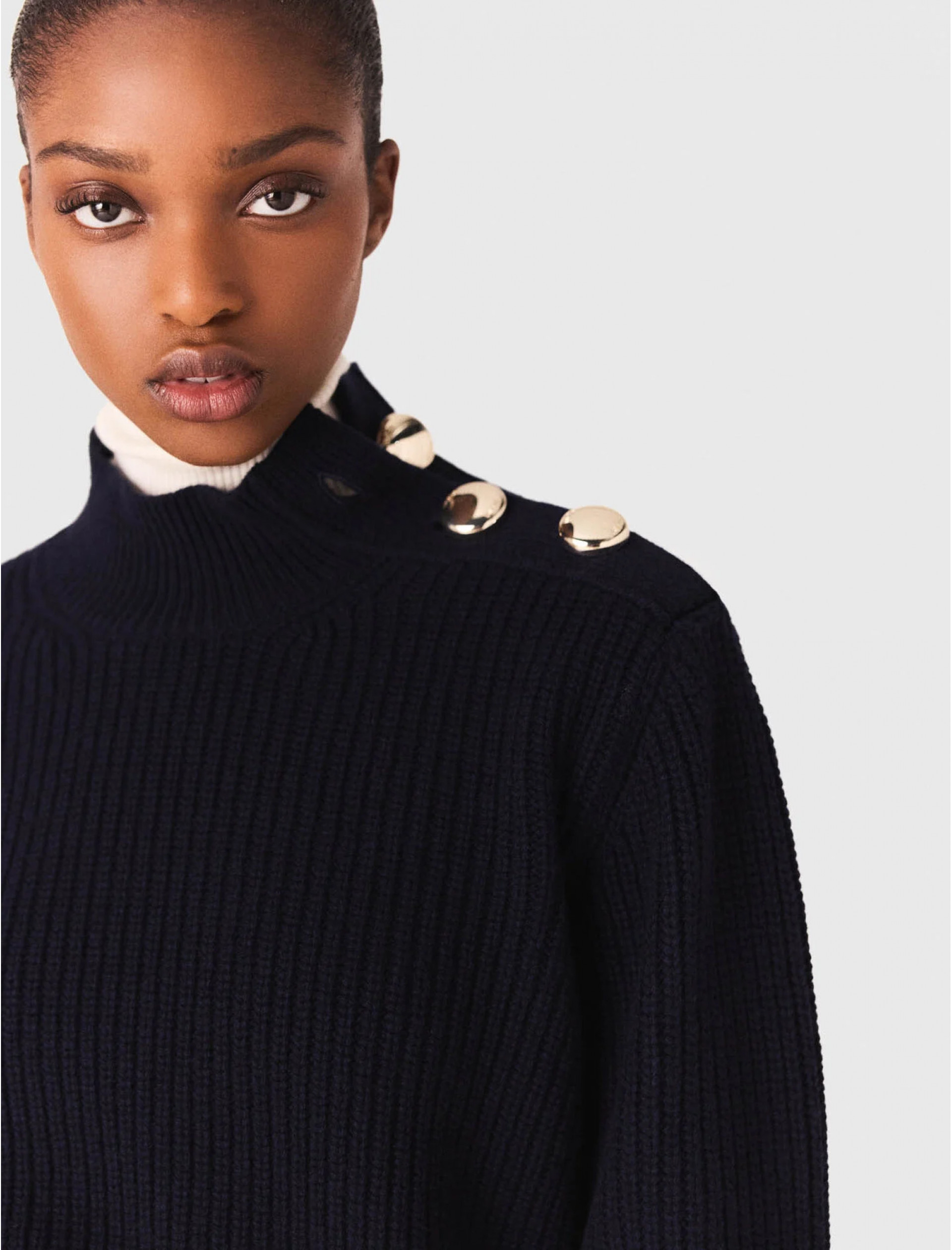 Женский шерстяной свитер с высоким воротом