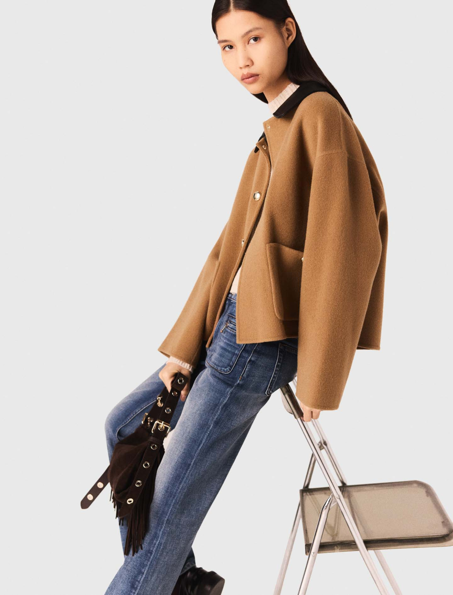 Жіноча вовняна куртка з контрастним коміром Жіноча вовняна куртка з контрастним коміром