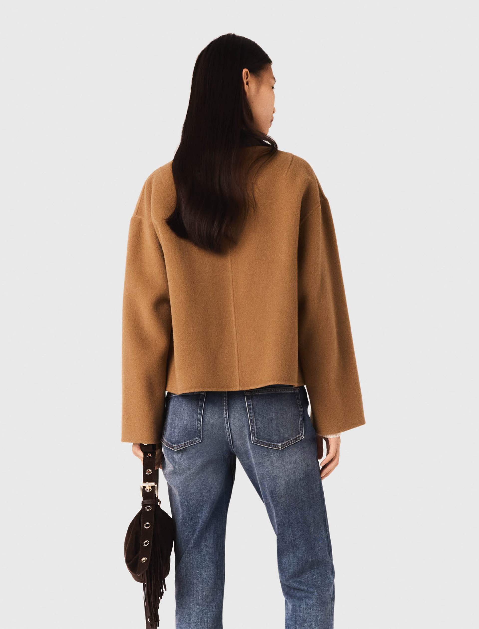 Жіноча вовняна куртка з контрастним коміром Жіноча вовняна куртка з контрастним коміром