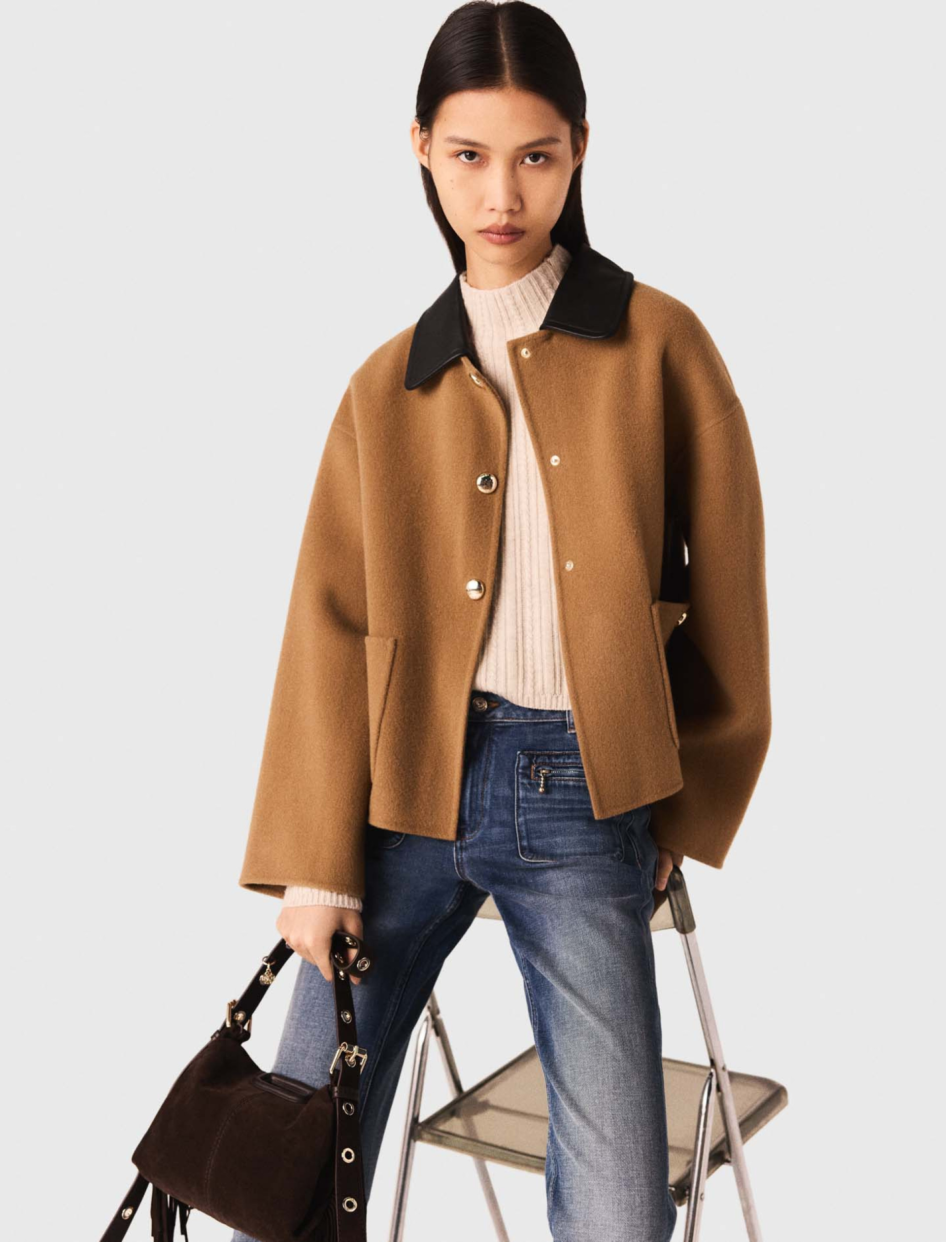 Жіноча вовняна куртка з контрастним коміром Жіноча вовняна куртка з контрастним коміром