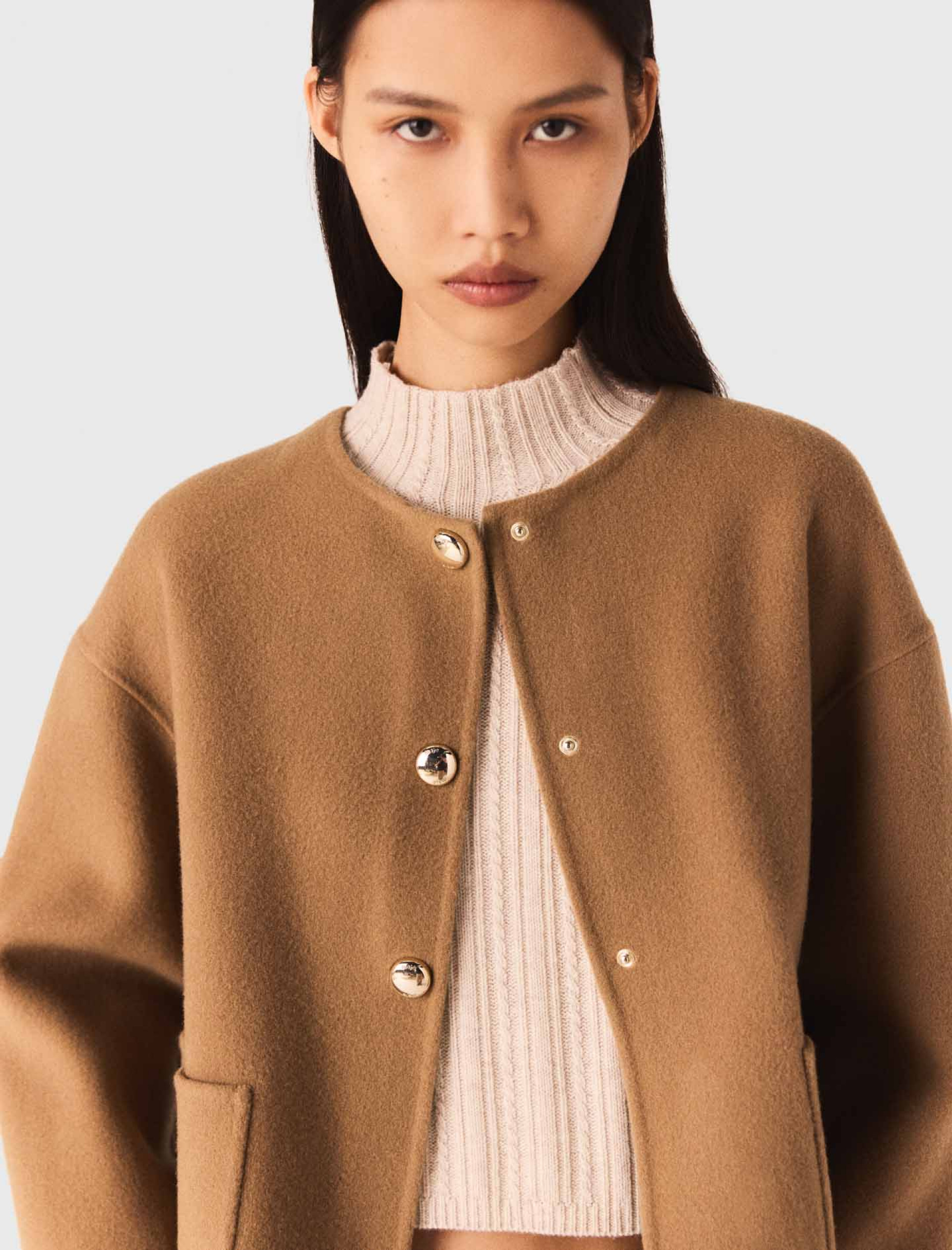 Жіноча вовняна куртка з контрастним коміром Жіноча вовняна куртка з контрастним коміром