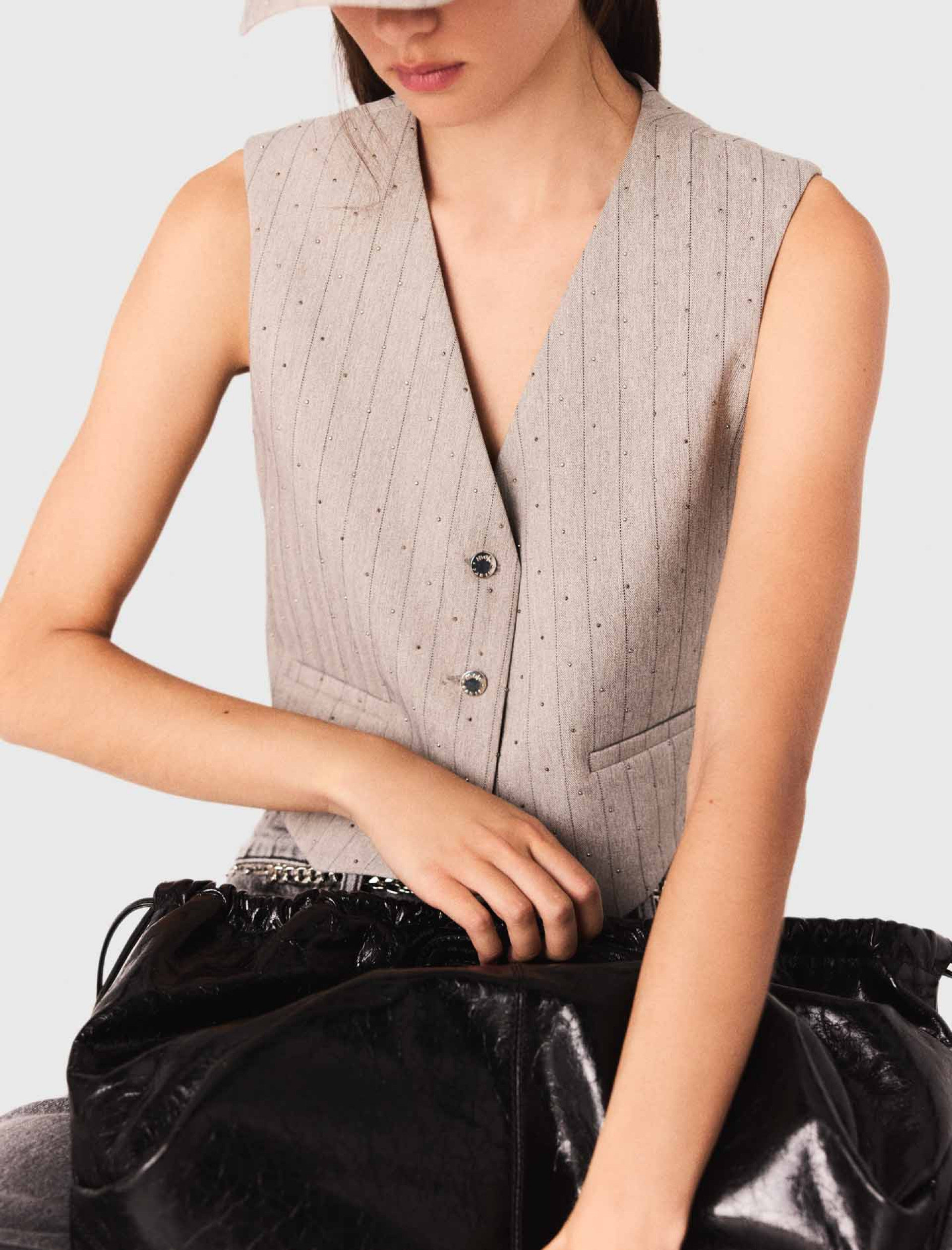 Жіночий сірий жилет зі стразами