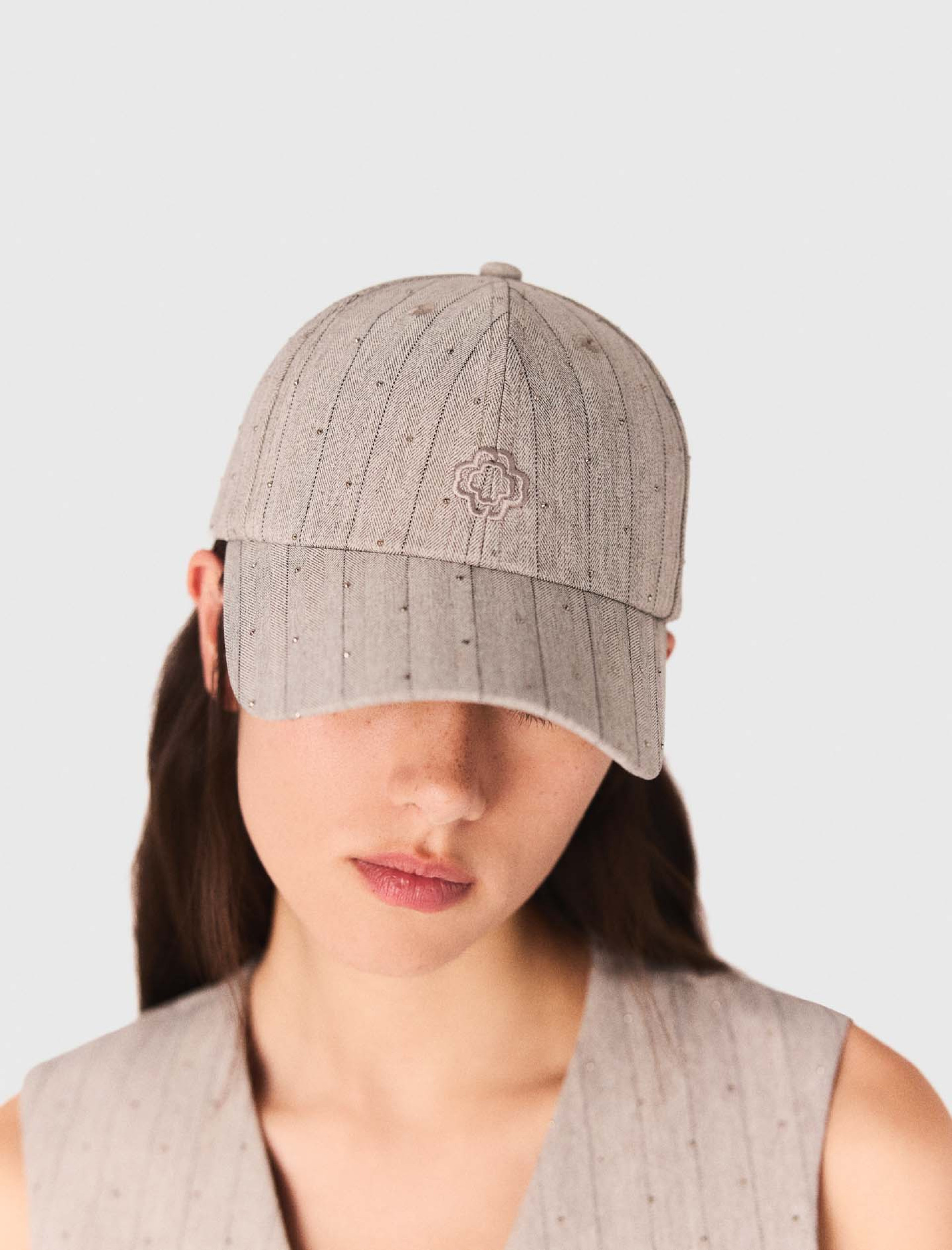 Жіночий сірий жилет зі стразами