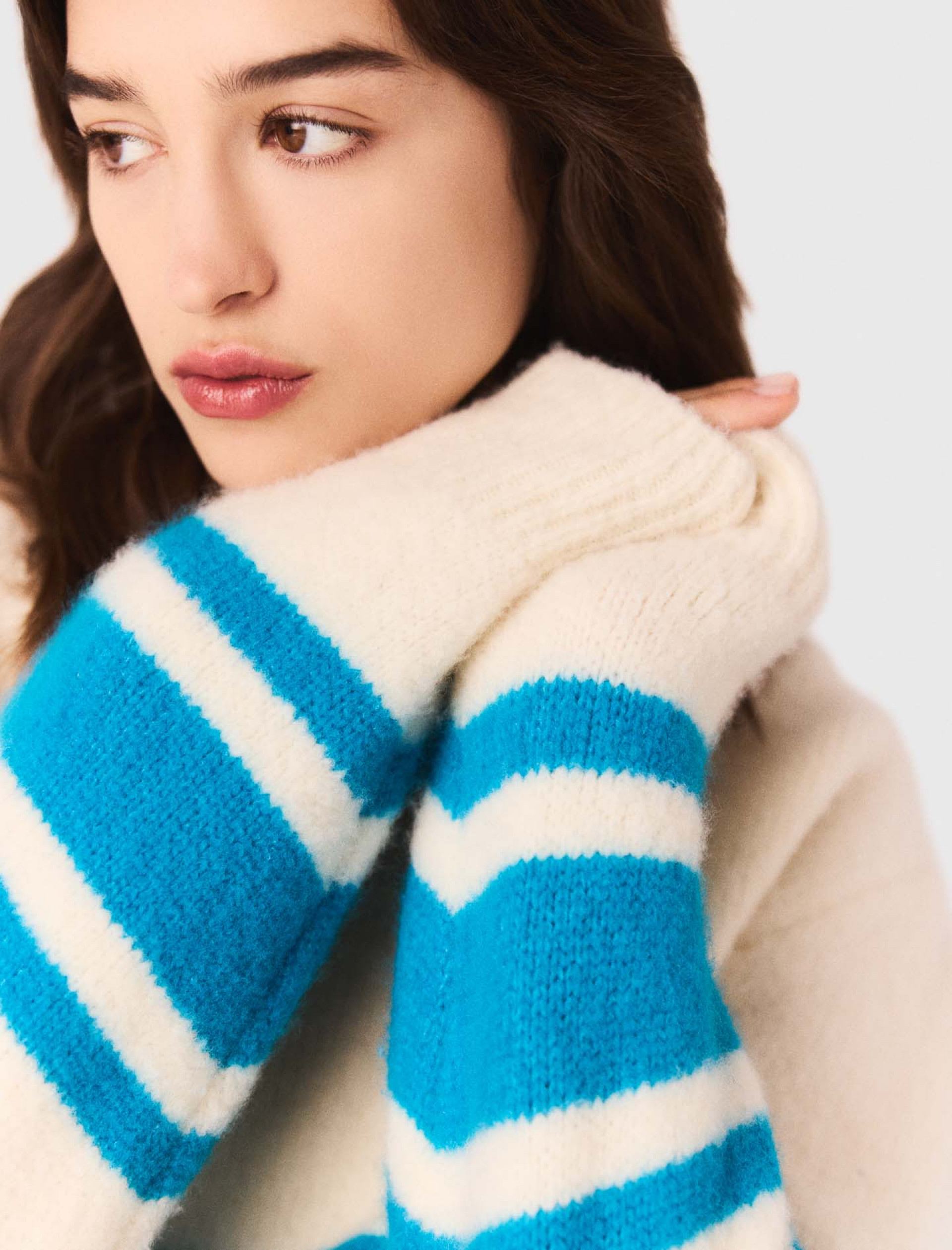 Жіночий вільний светр у смужку