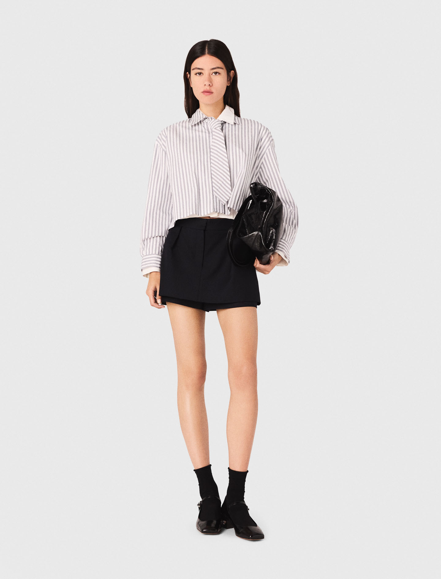 Женская полосатая рубашка со стразами и галстуком