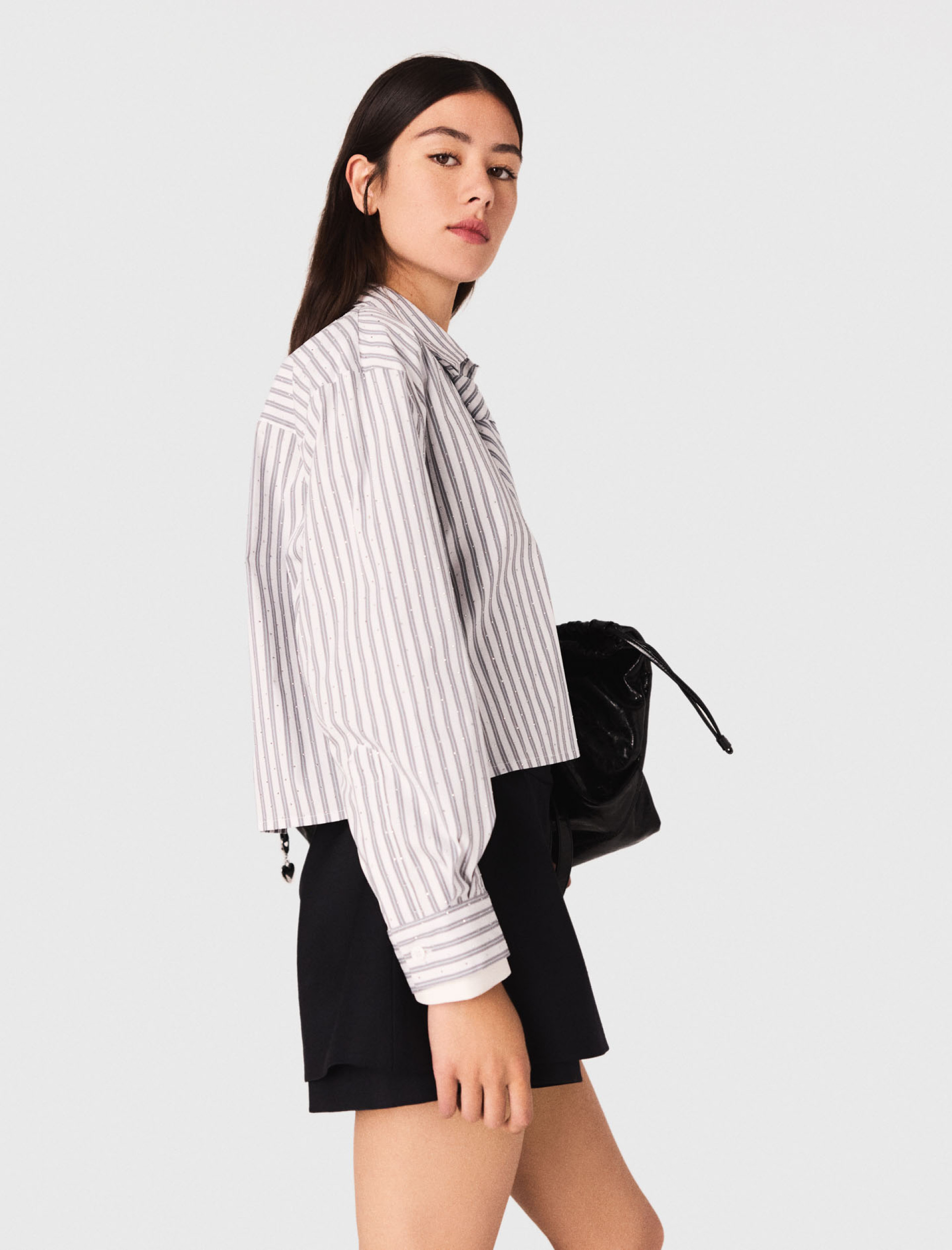 Жіноча смугаста сорочка зі стразами та краваткою Жіноча смугаста сорочка зі стразами та краваткою