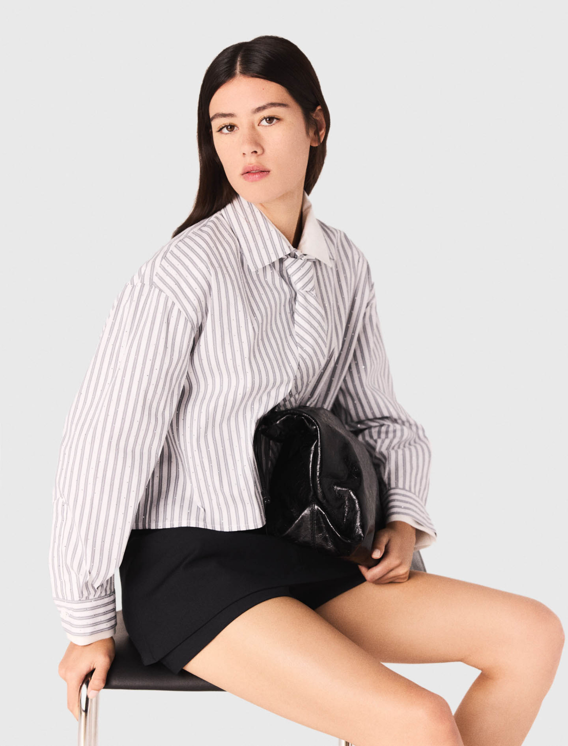 Жіноча смугаста сорочка зі стразами та краваткою Жіноча смугаста сорочка зі стразами та краваткою