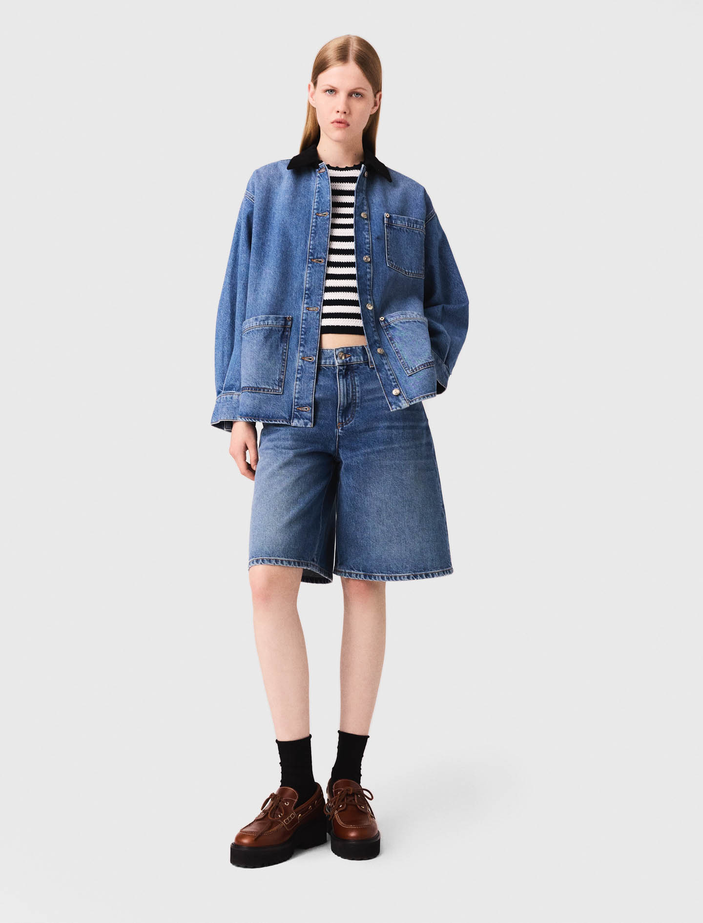 Жіноча джинсова куртка з контрастним коміром