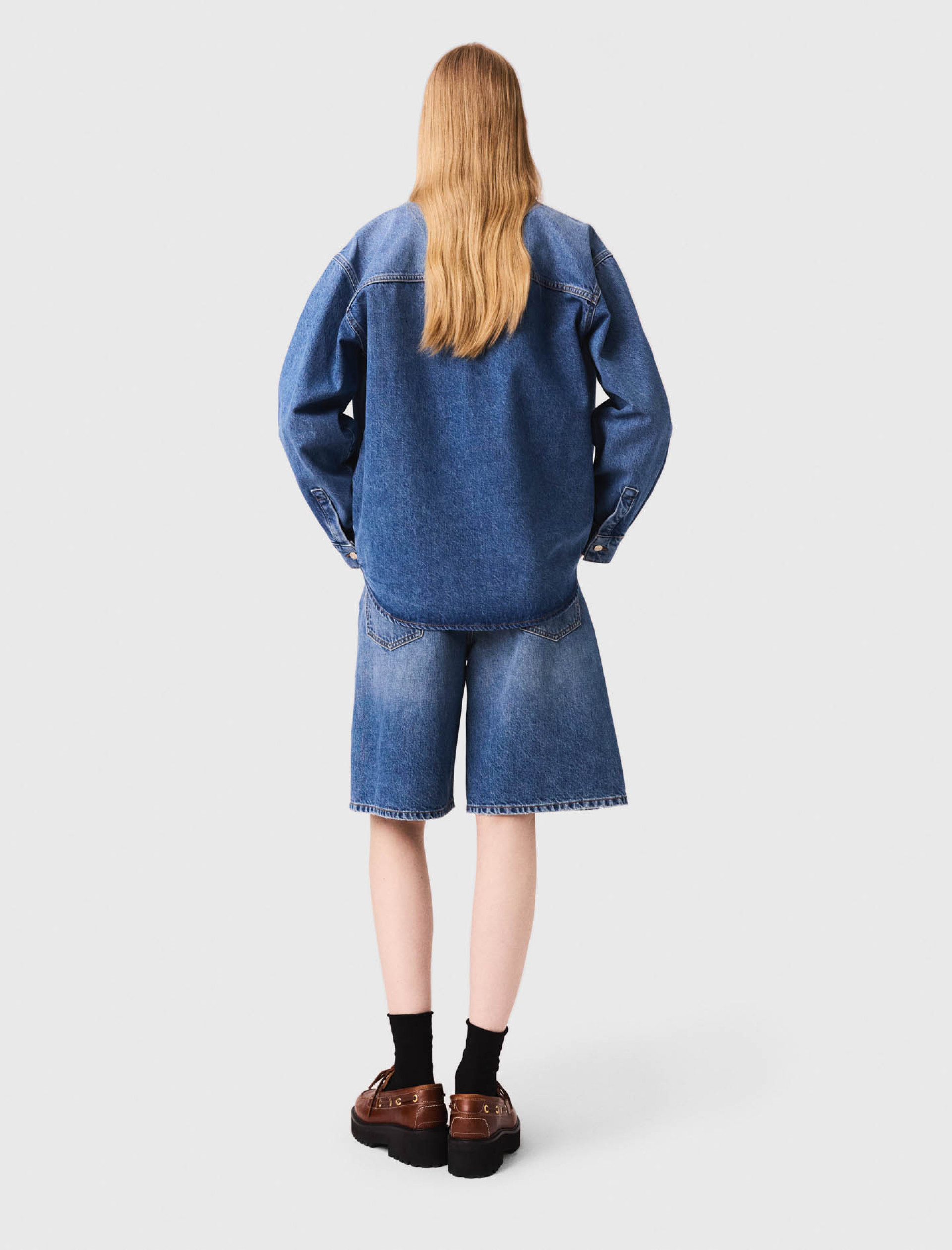 Жіноча джинсова куртка з контрастним коміром