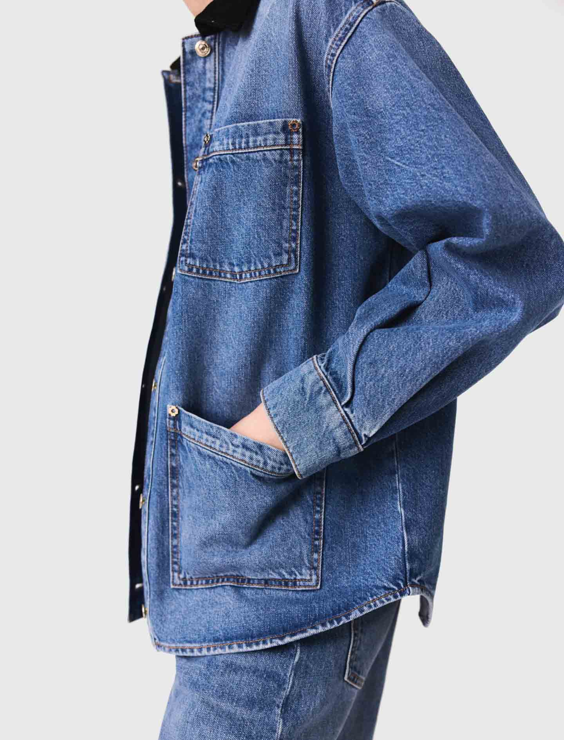 Жіноча джинсова куртка з контрастним коміром
