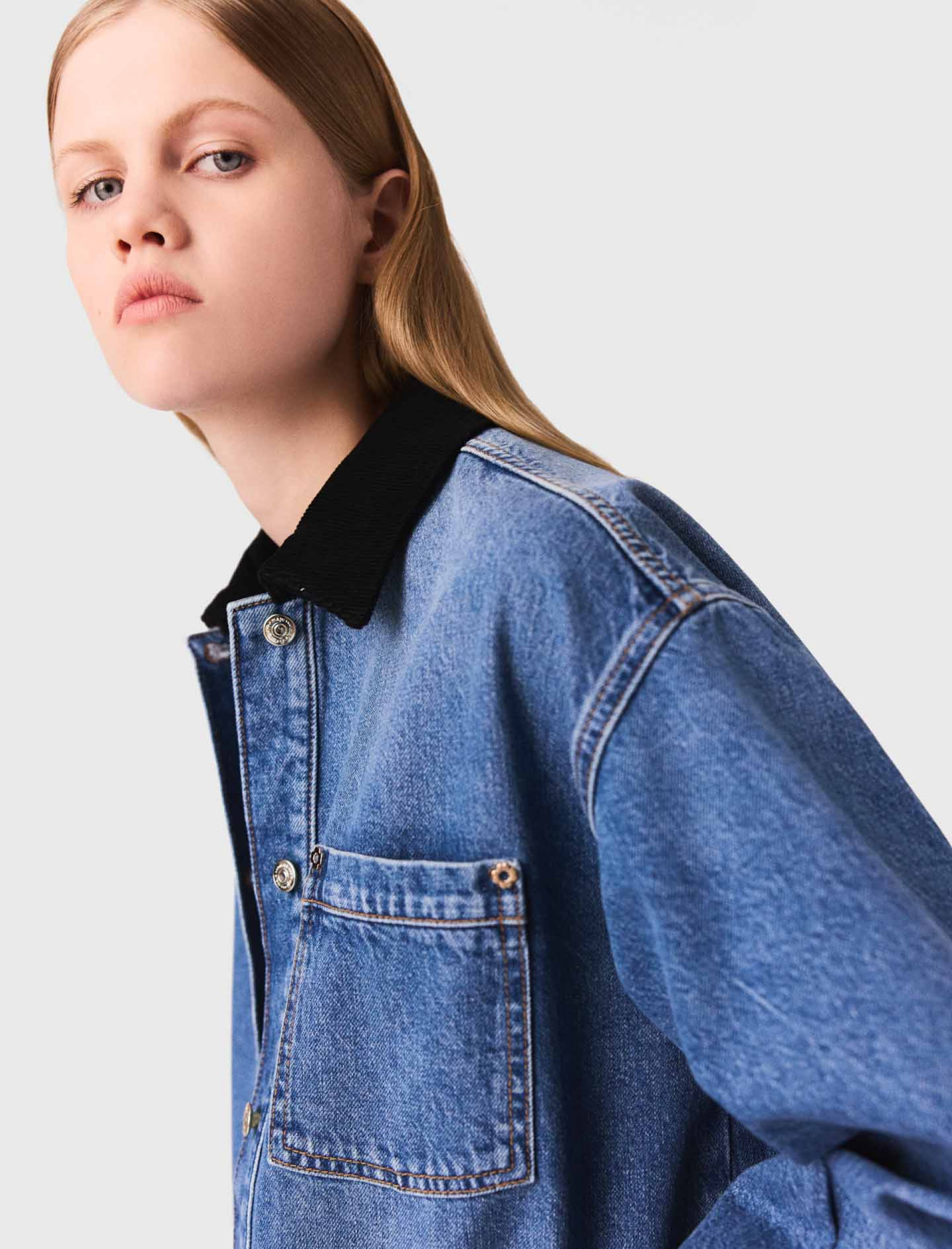 Жіноча джинсова куртка з контрастним коміром
