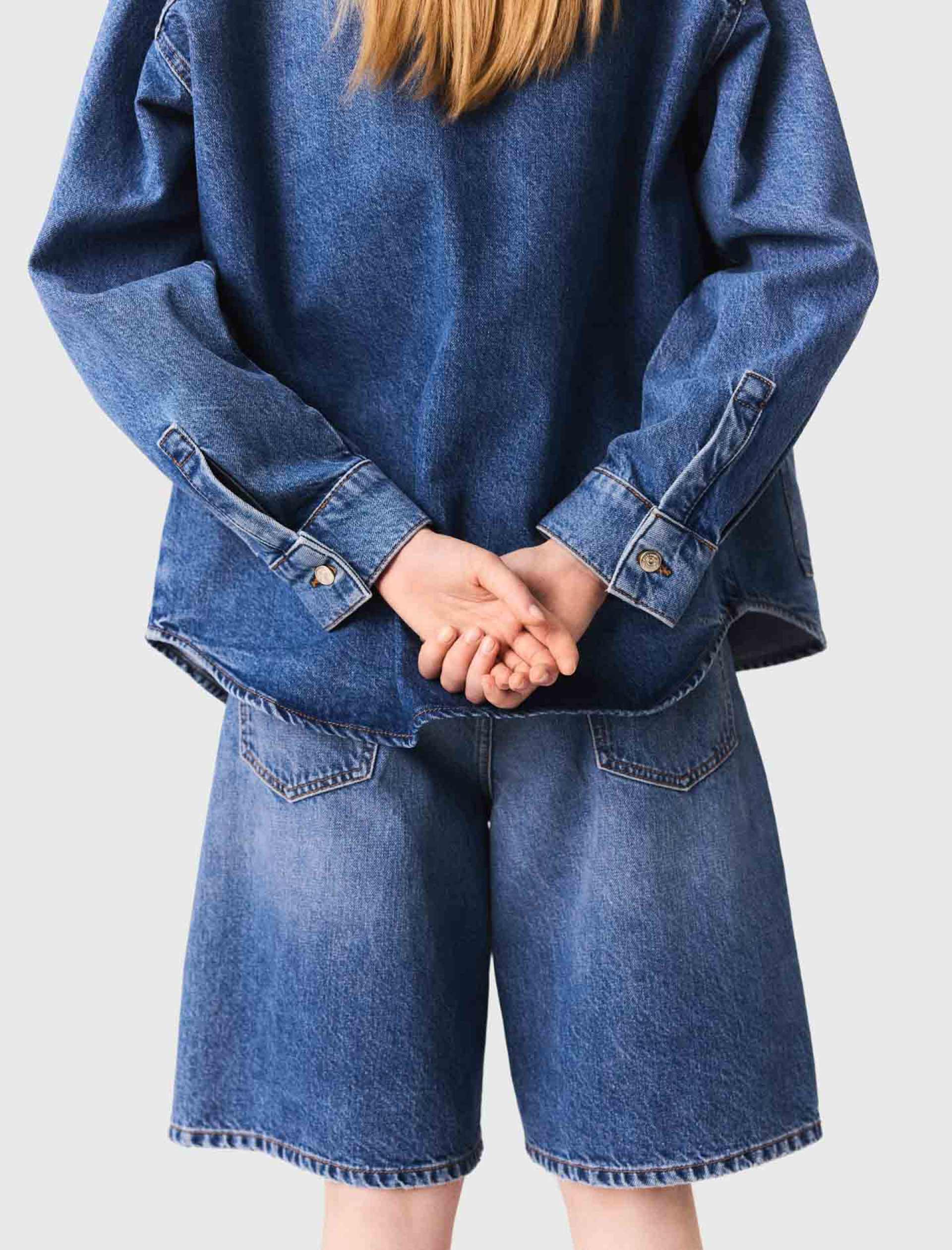 Жіноча джинсова куртка з контрастним коміром