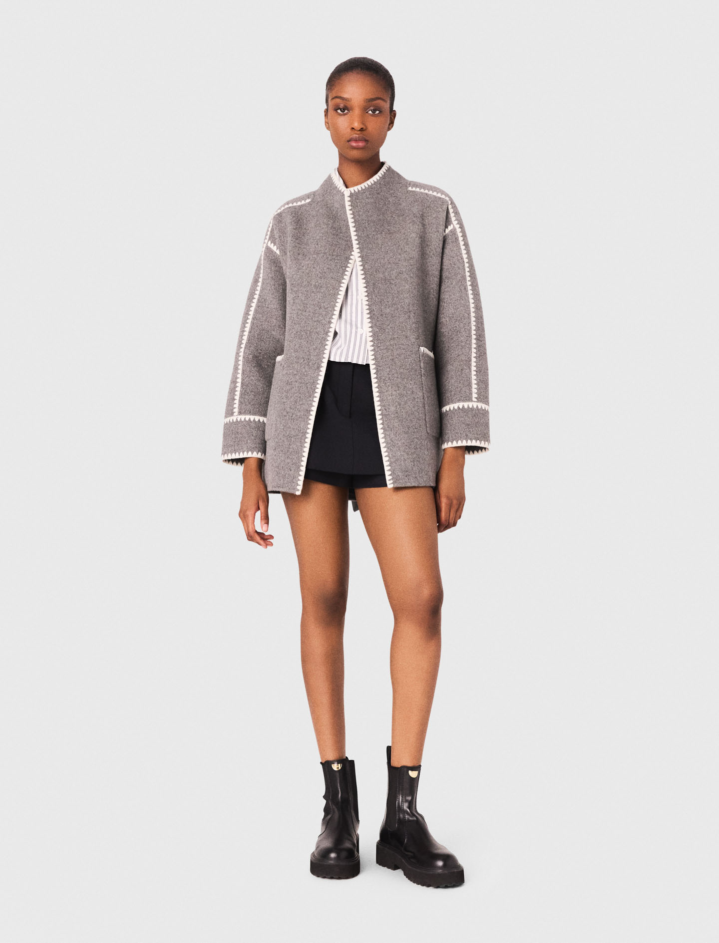 Жіноче коротке пальто з контрастною окантовкою