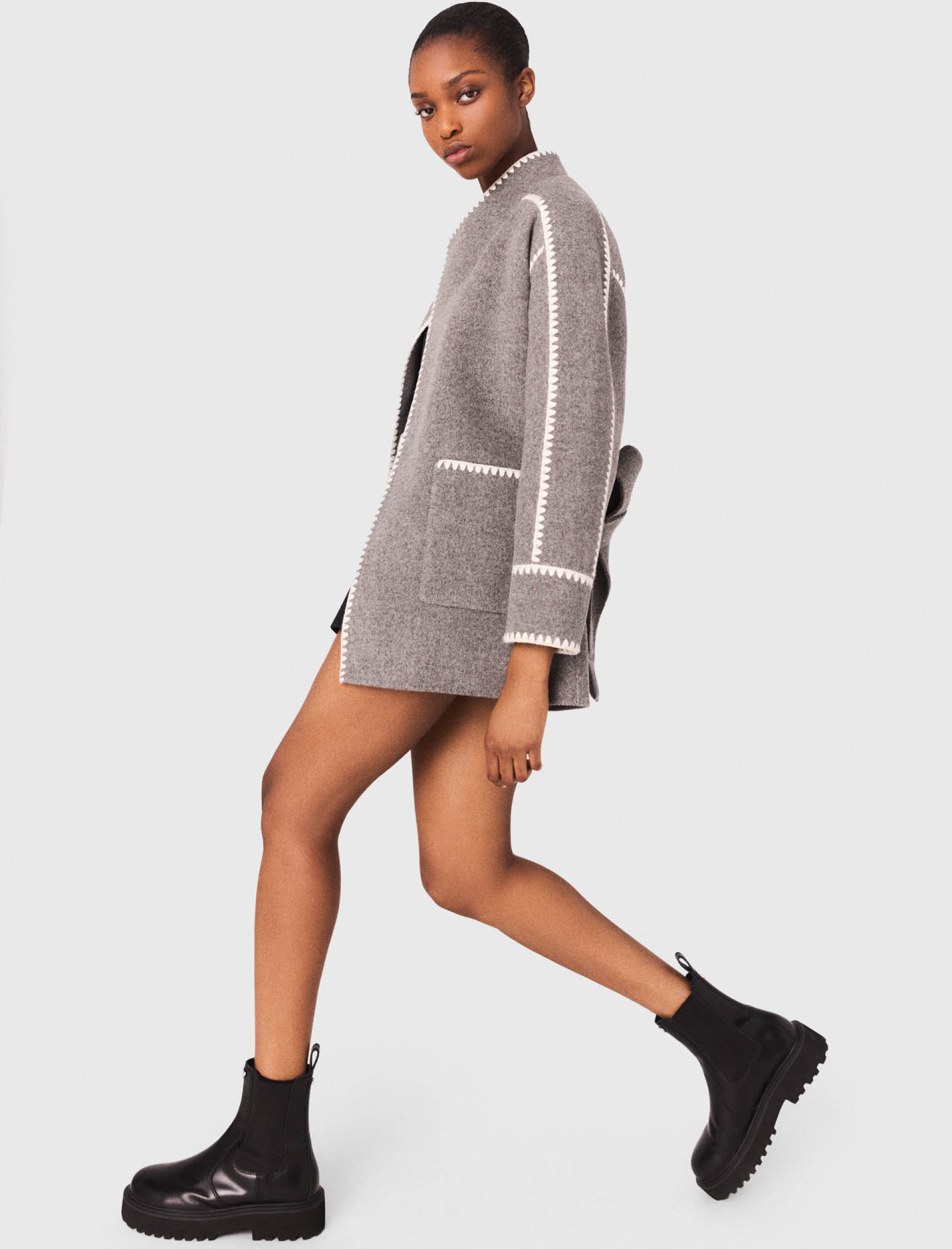 Жіноче коротке пальто з контрастною окантовкою