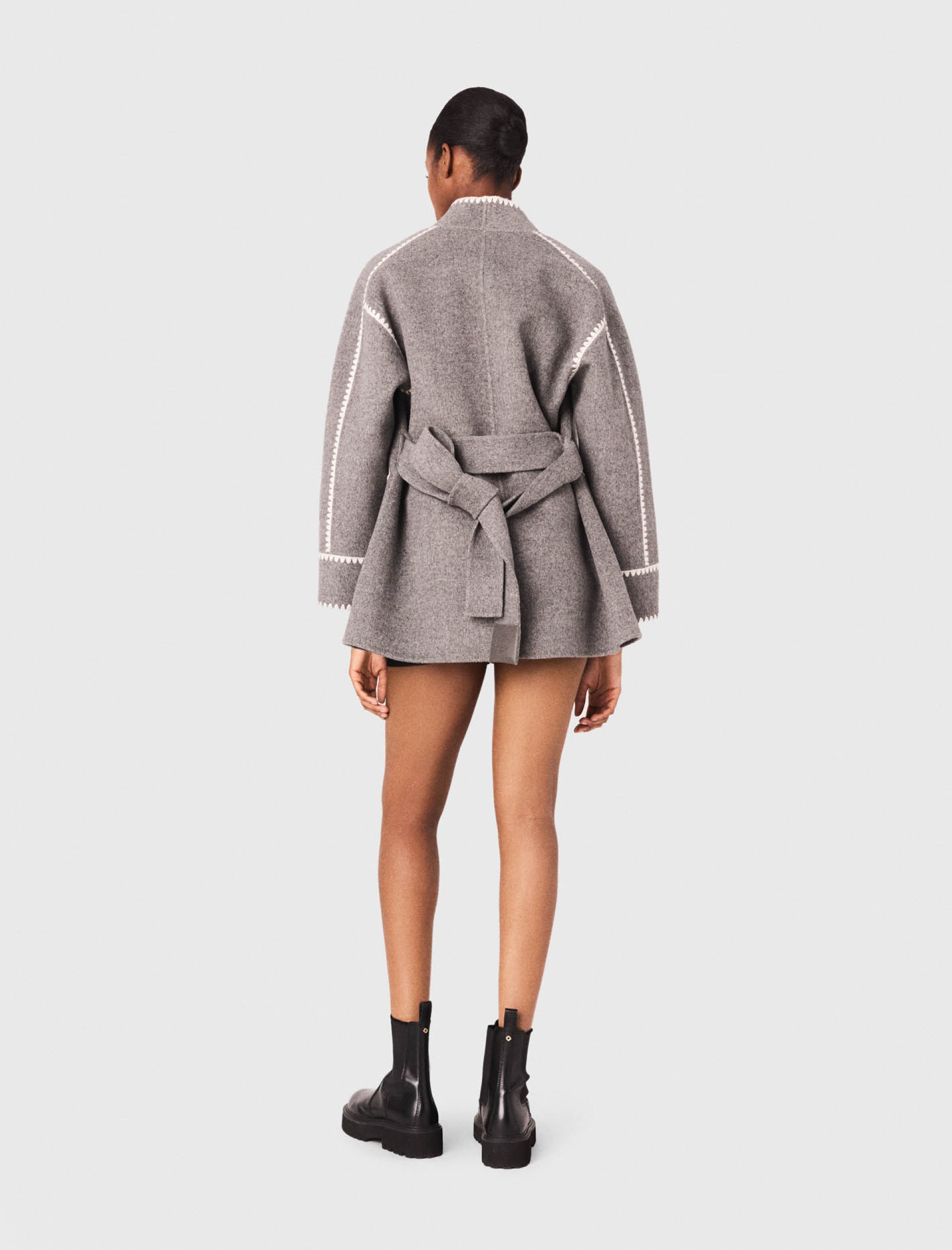 Жіноче коротке пальто з контрастною окантовкою