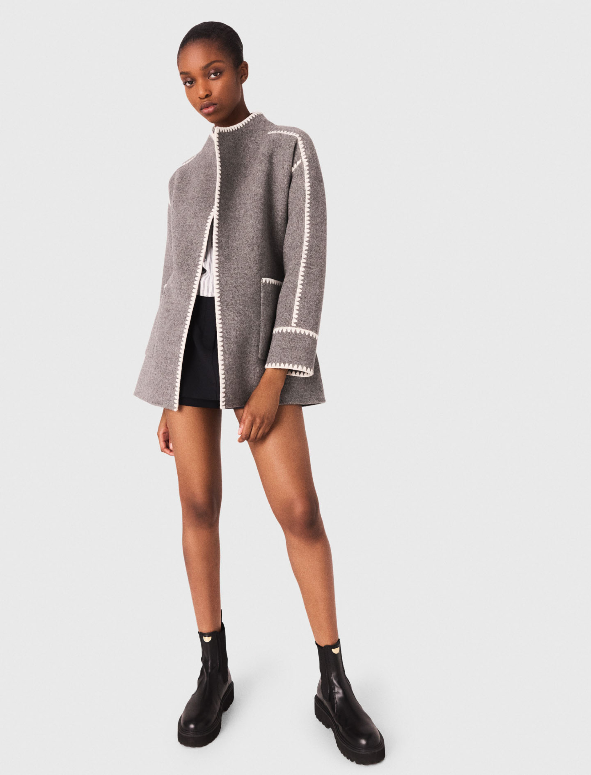 Жіноче коротке пальто з контрастною окантовкою