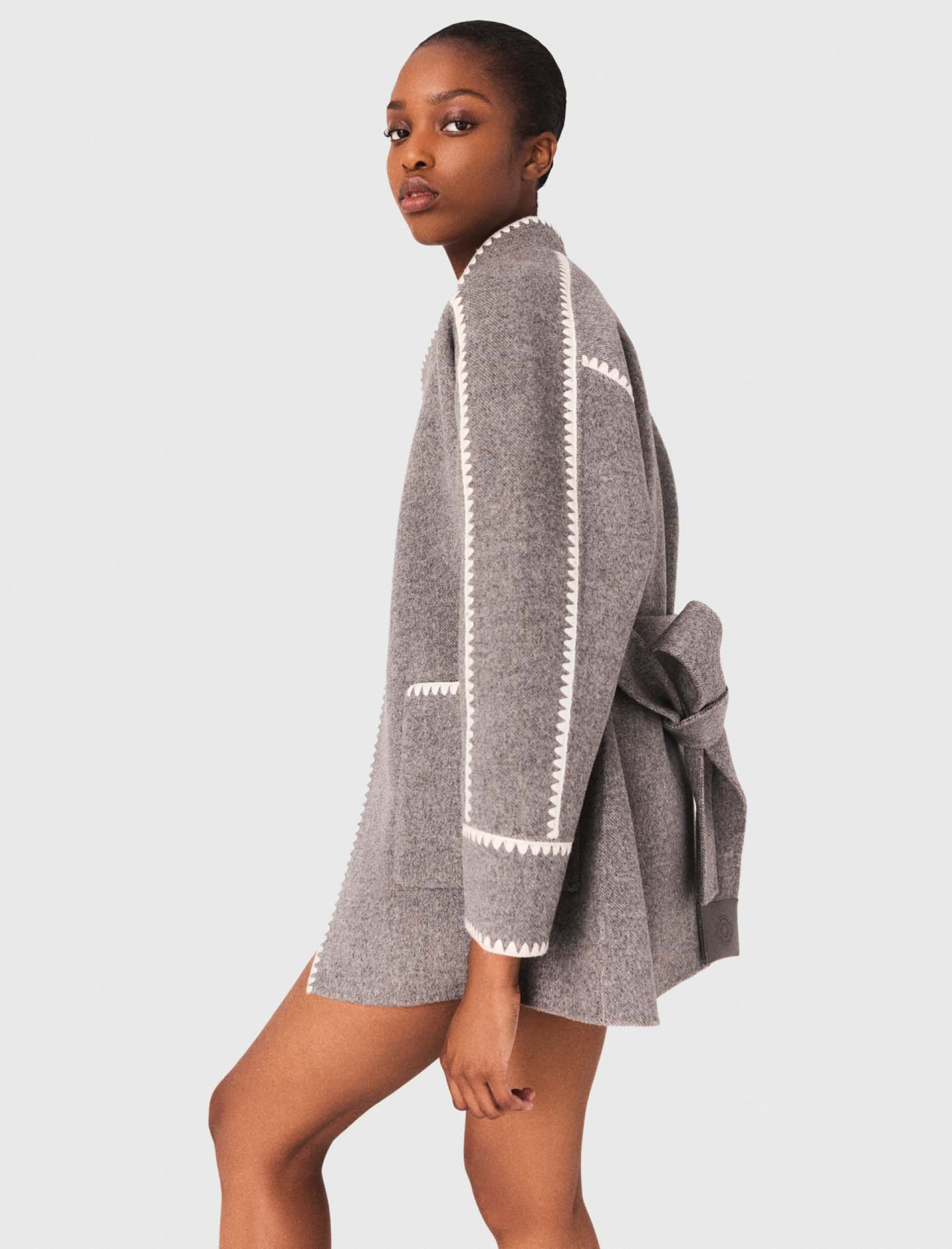 Жіноче коротке пальто з контрастною окантовкою