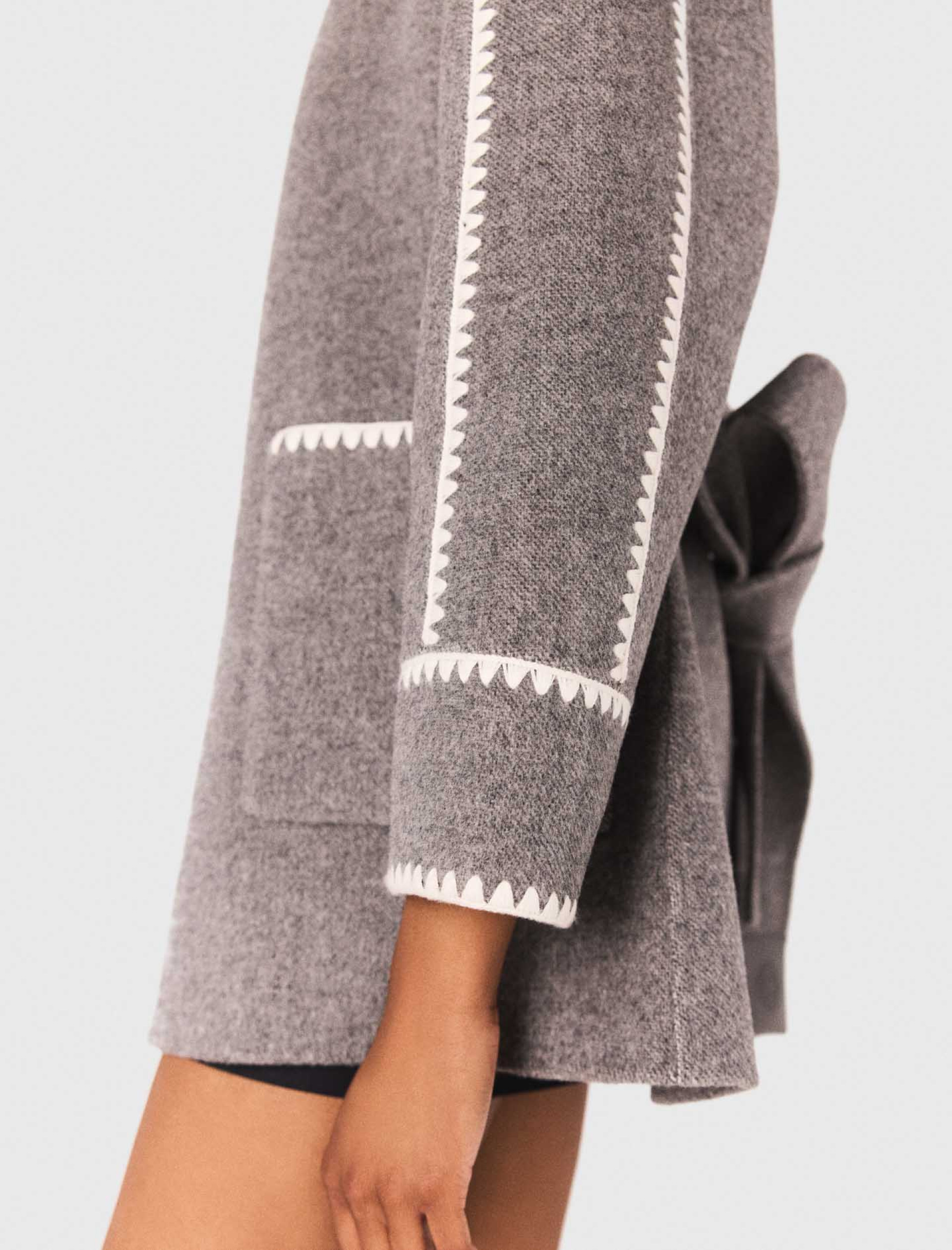 Жіноче коротке пальто з контрастною окантовкою