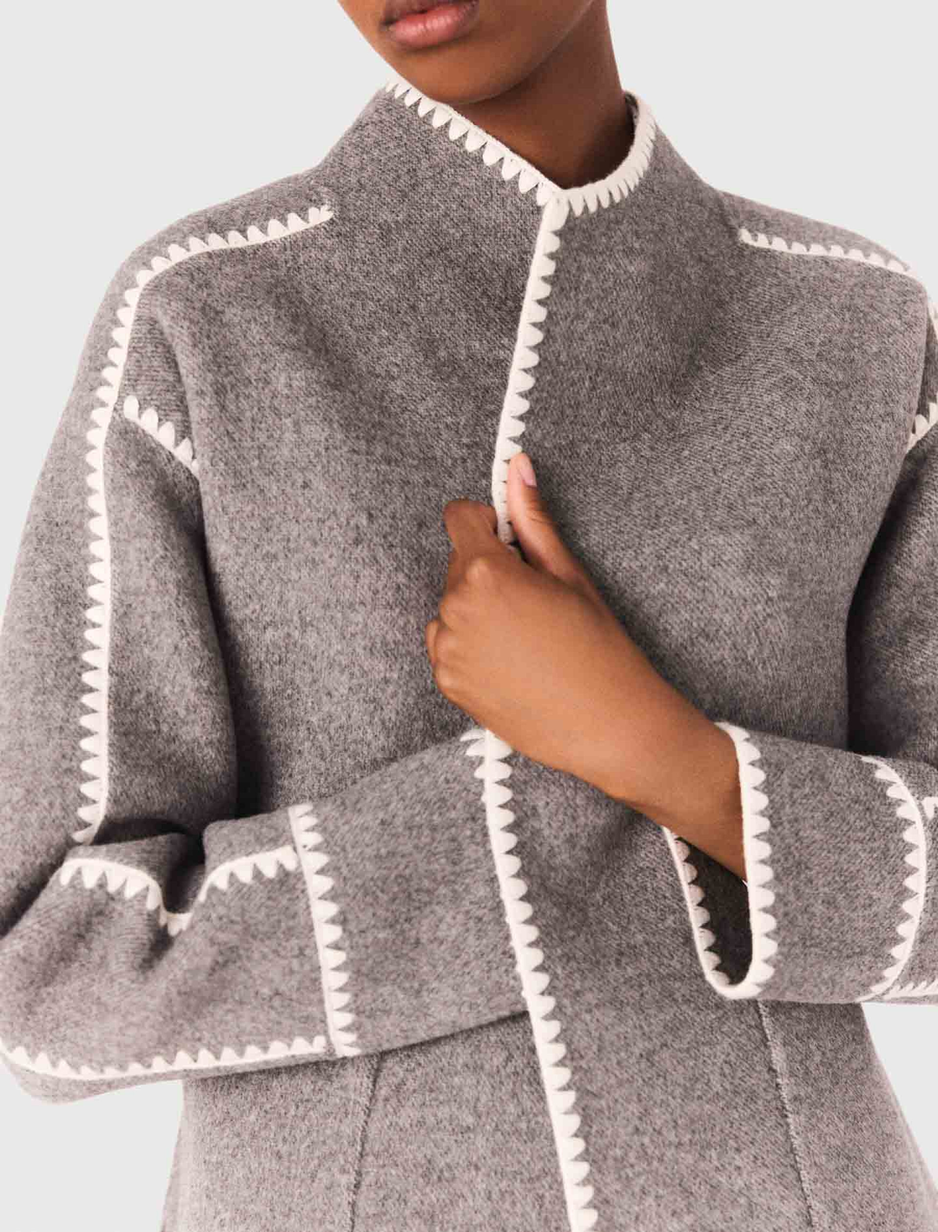 Жіноче коротке пальто з контрастною окантовкою