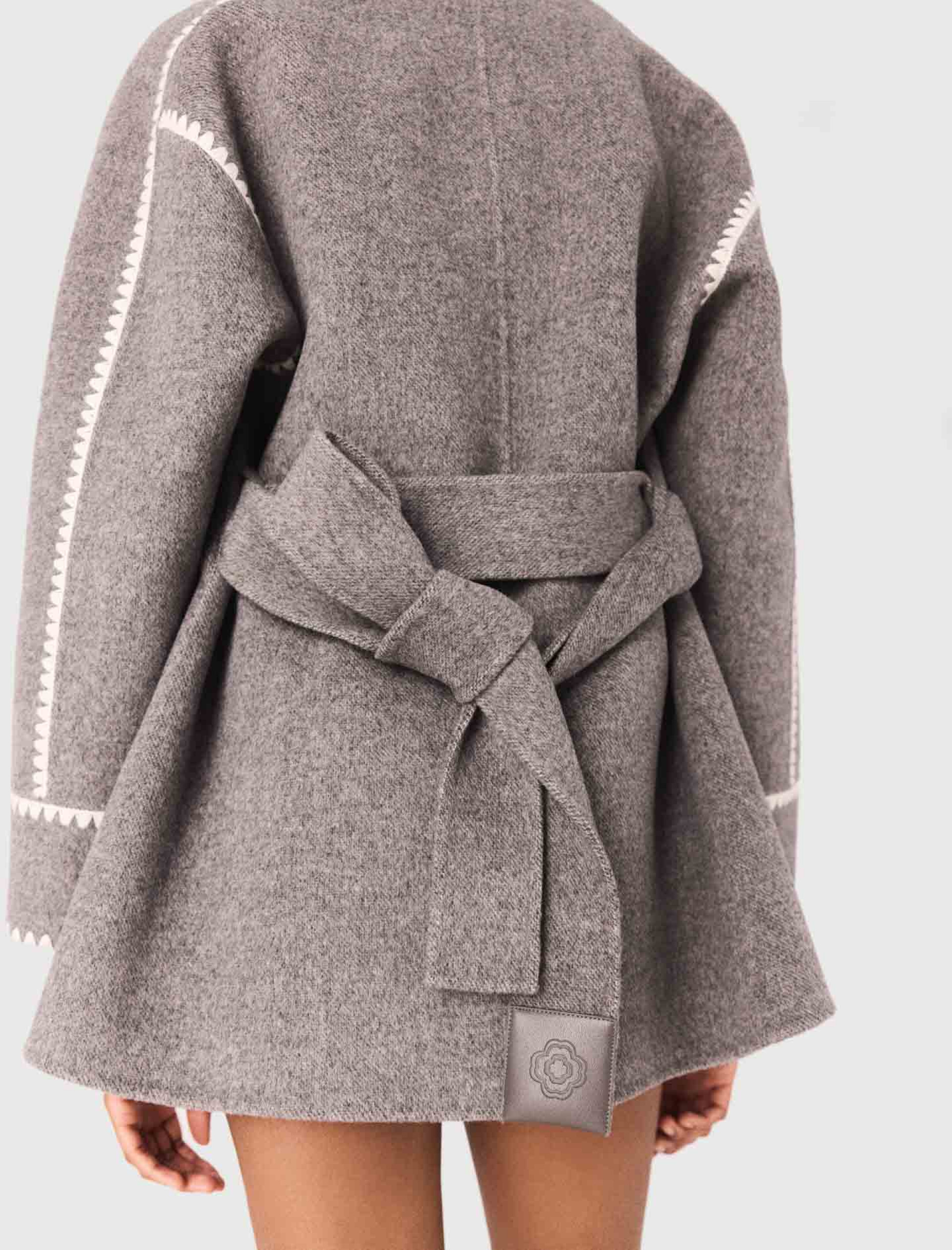 Жіноче коротке пальто з контрастною окантовкою