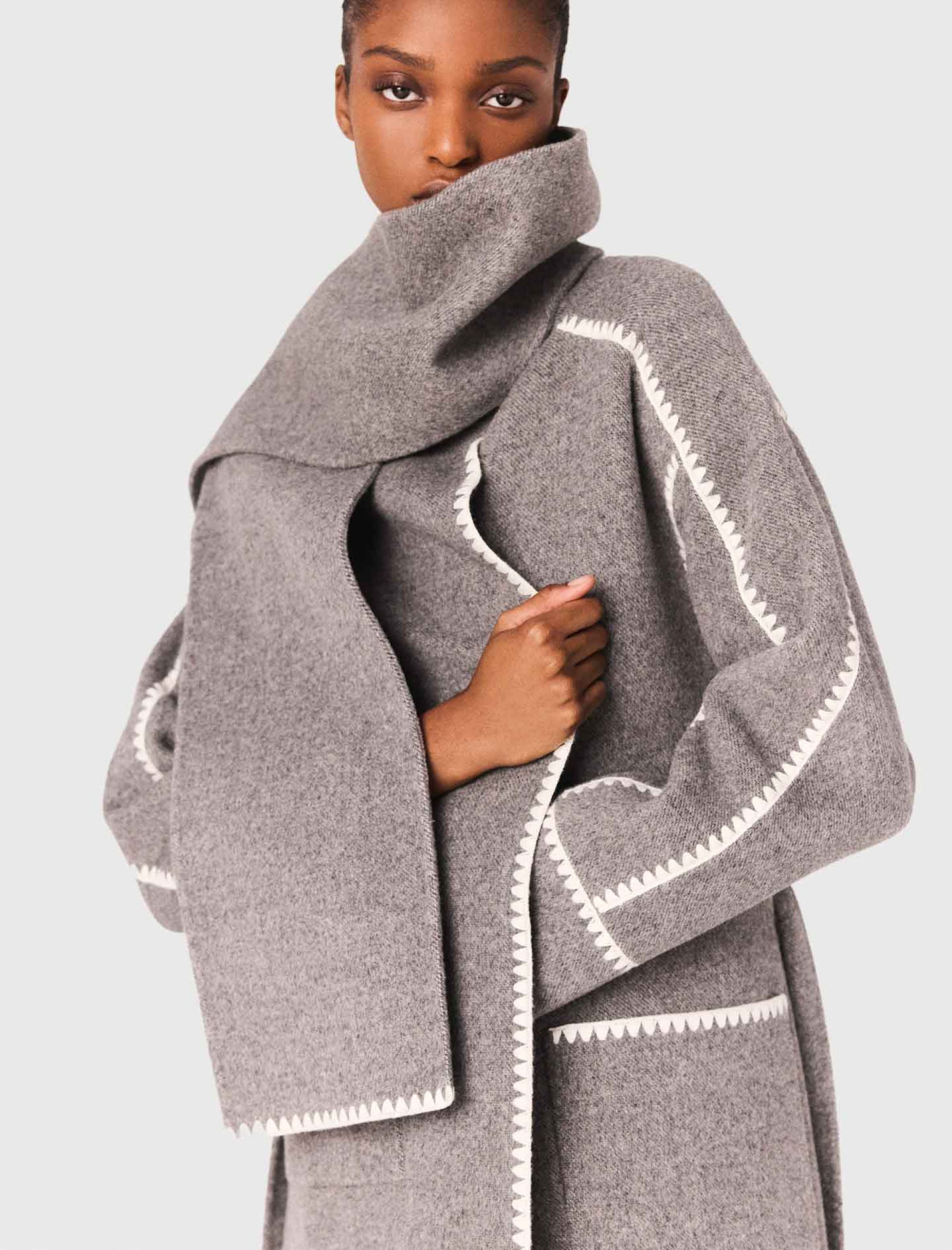 Жіноче довге пальто з контрастною окантовкою