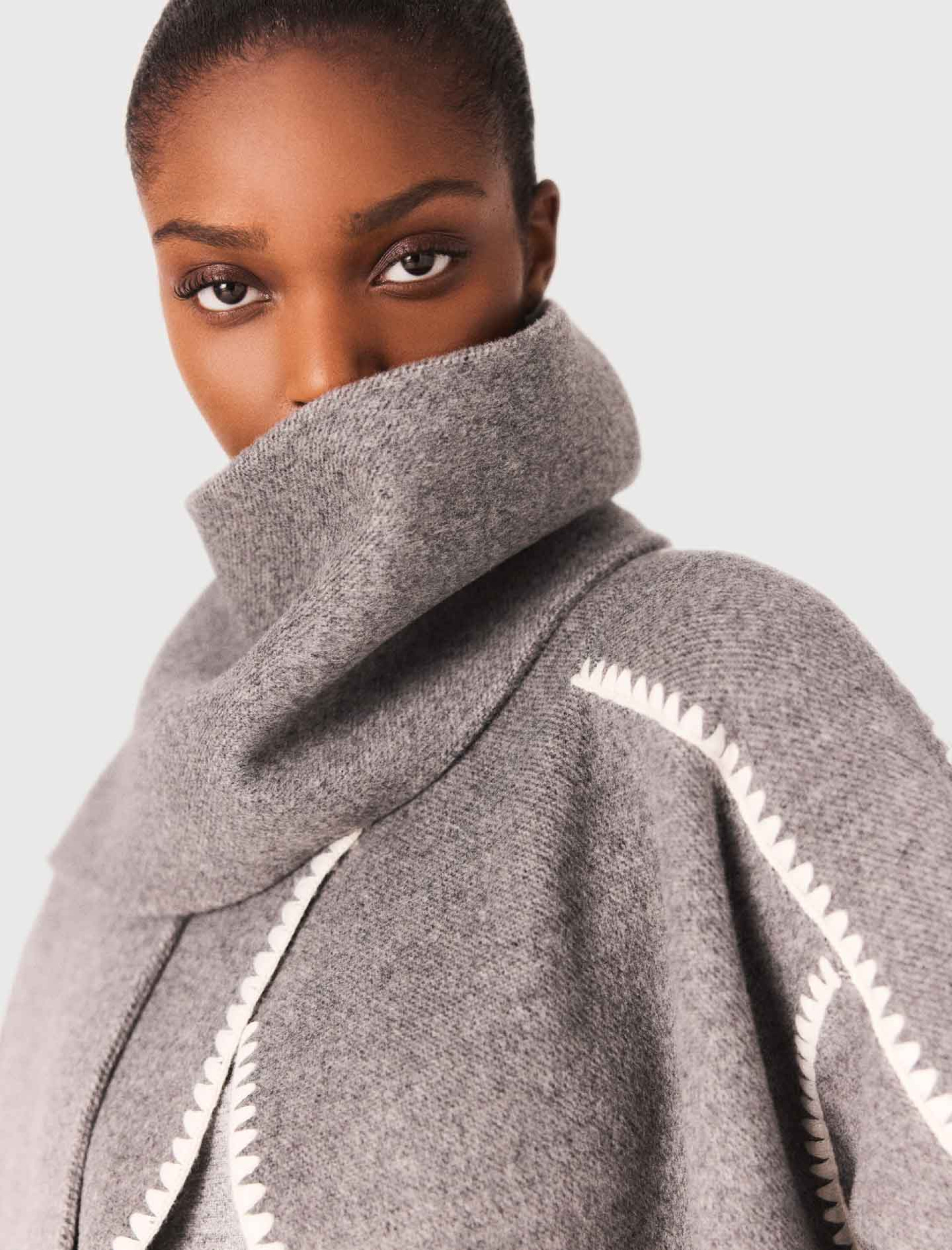 Жіноче довге пальто з контрастною окантовкою