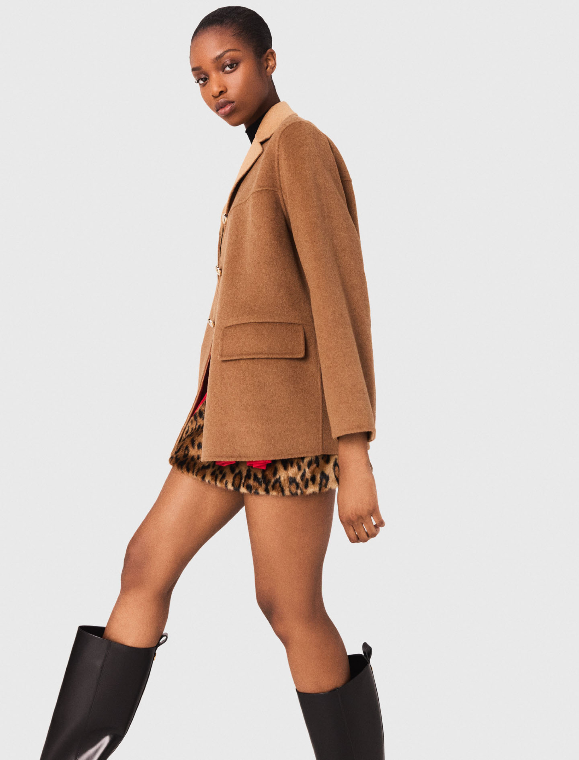 Жіноче коротке вовняне пальто