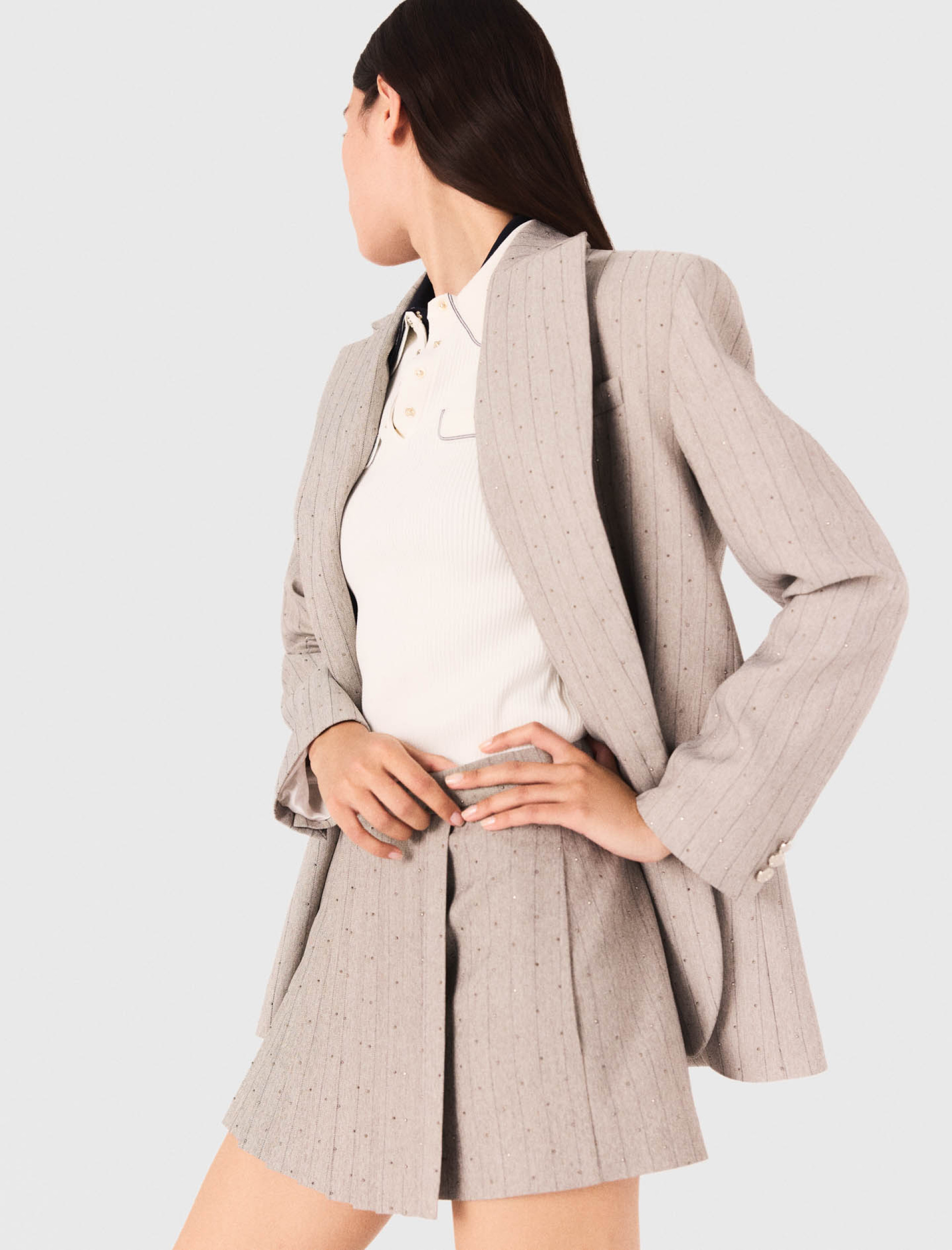 Женский серый жакет со стразами