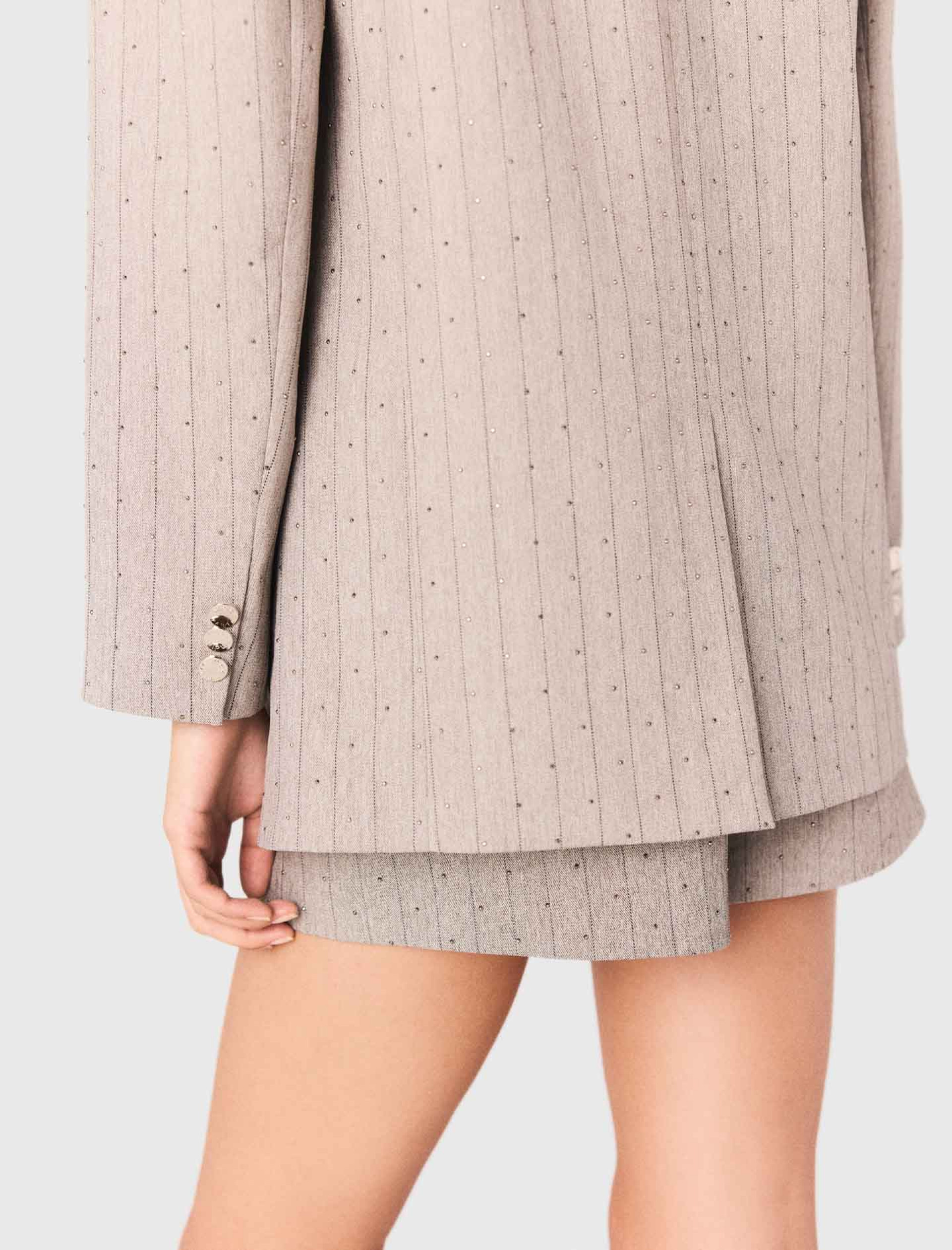 Женский серый жакет со стразами