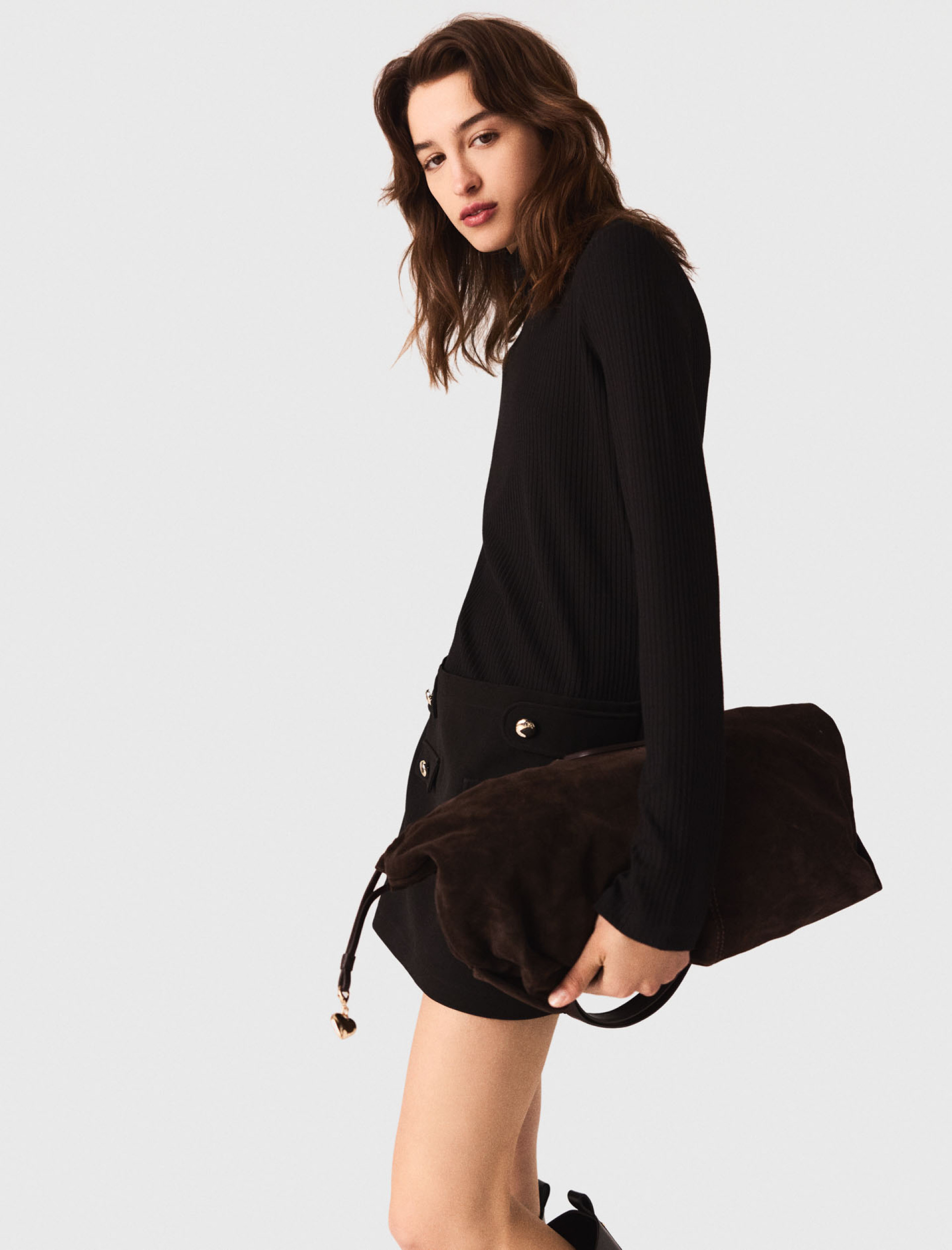 Жіноча коротка сукня з високим коміром Жіноча коротка сукня з високим коміром