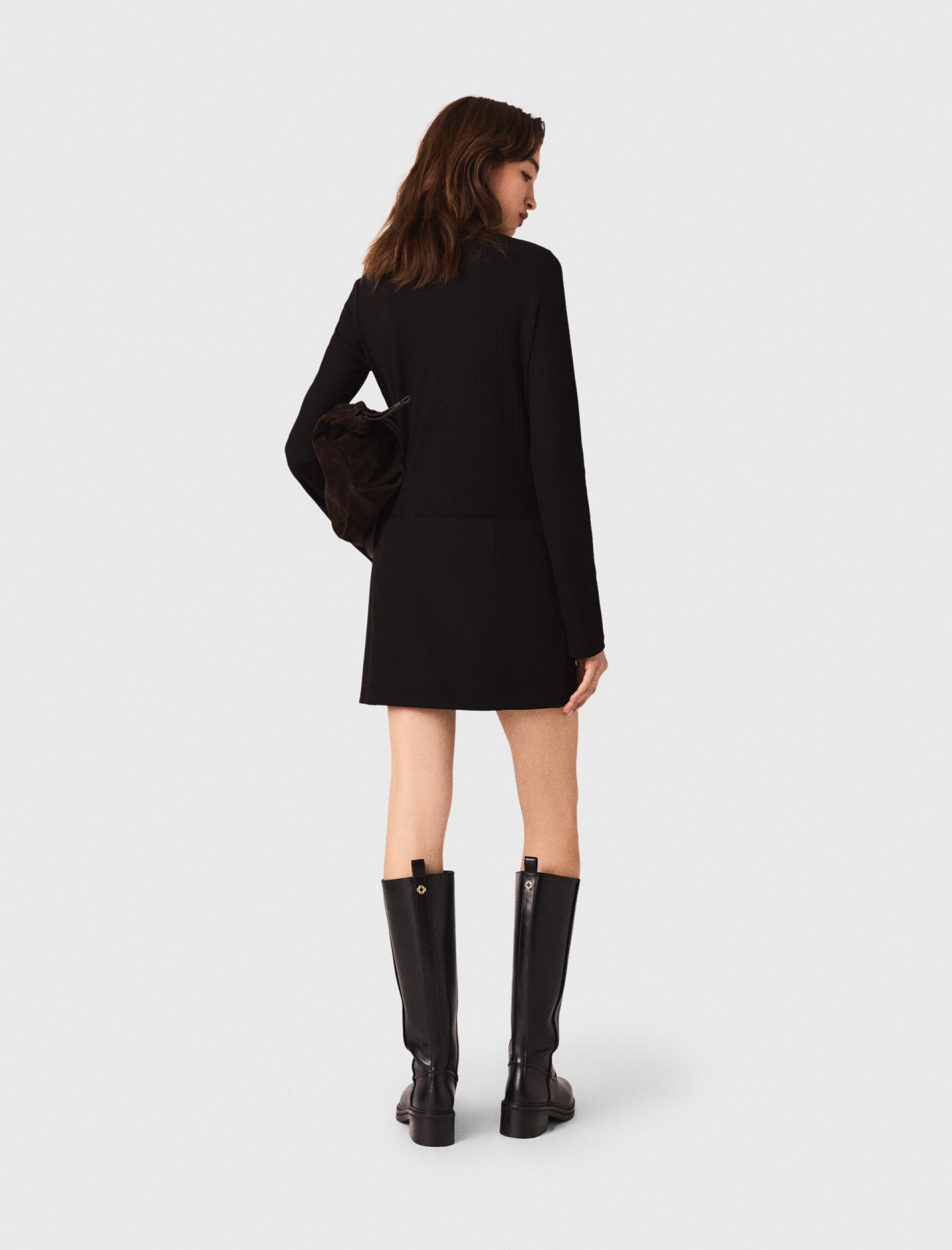 Жіноча коротка сукня з високим коміром Жіноча коротка сукня з високим коміром