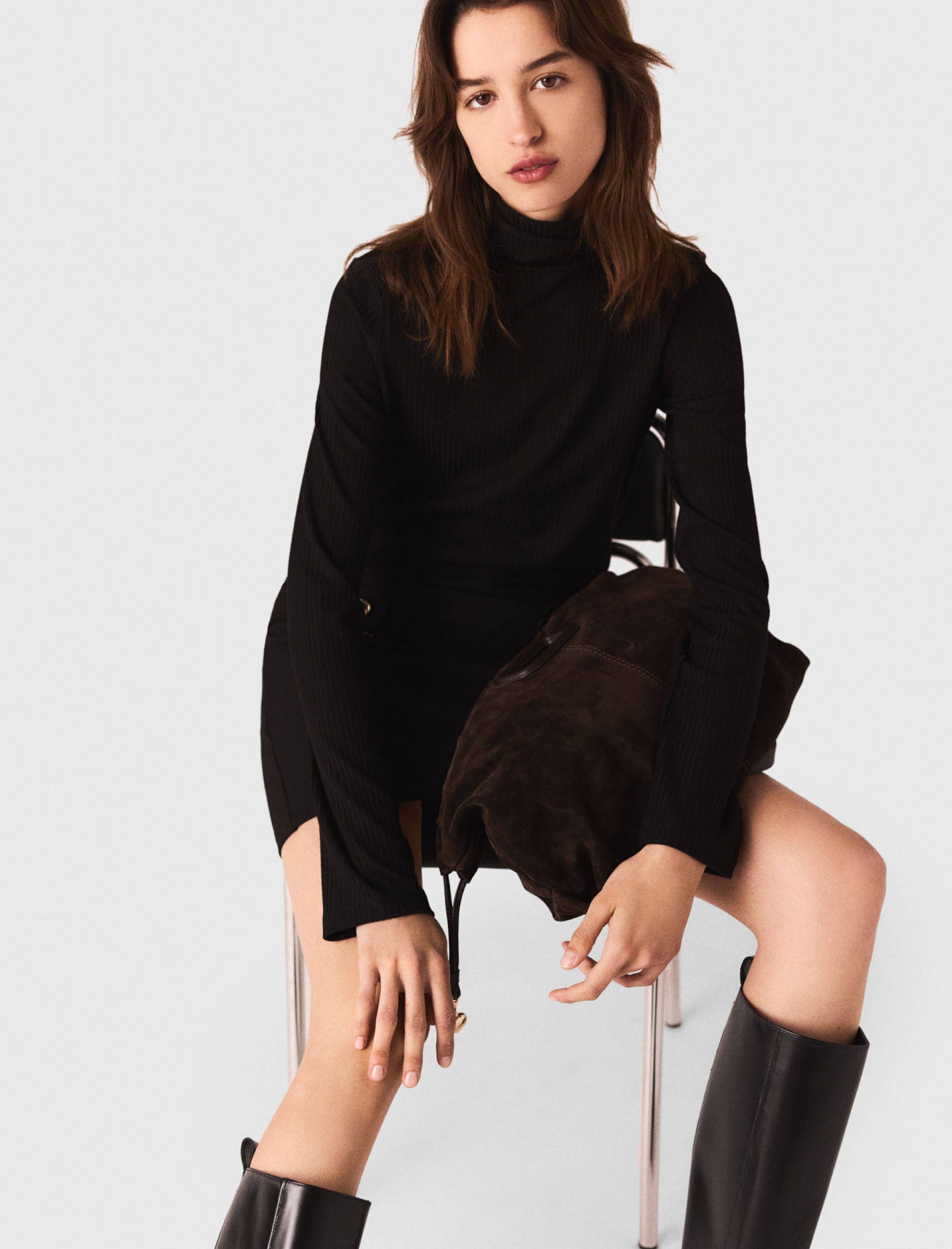 Жіноча коротка сукня з високим коміром Жіноча коротка сукня з високим коміром