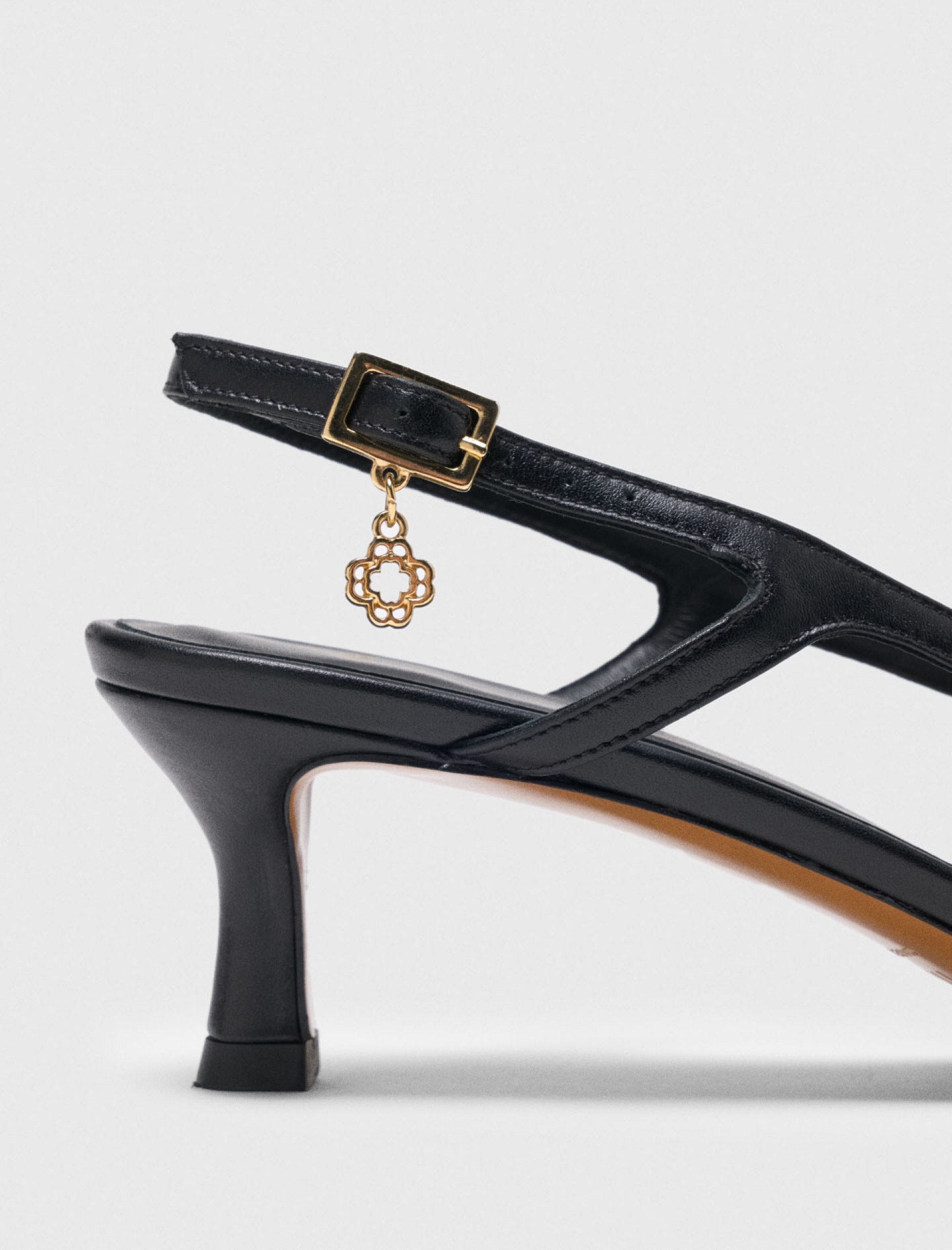 Жіночі туфлі-човники з металевим носком і відкритою п'ятою