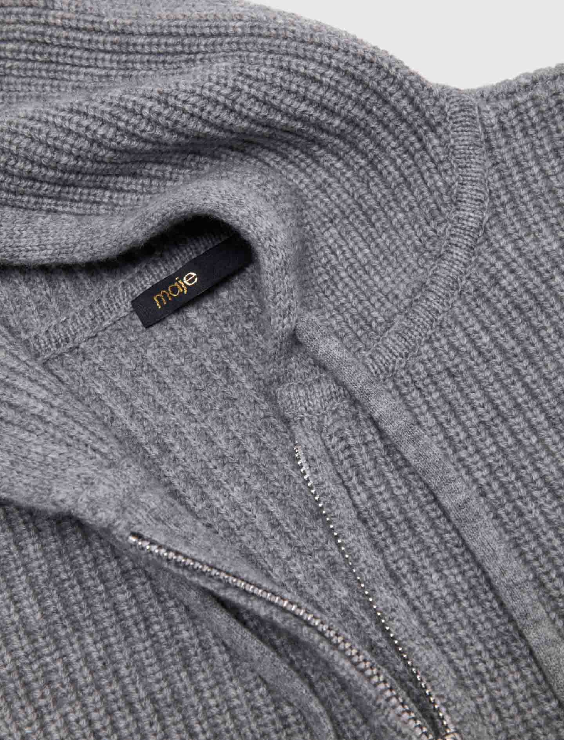 Жіноча сіра манішка з капюшоном