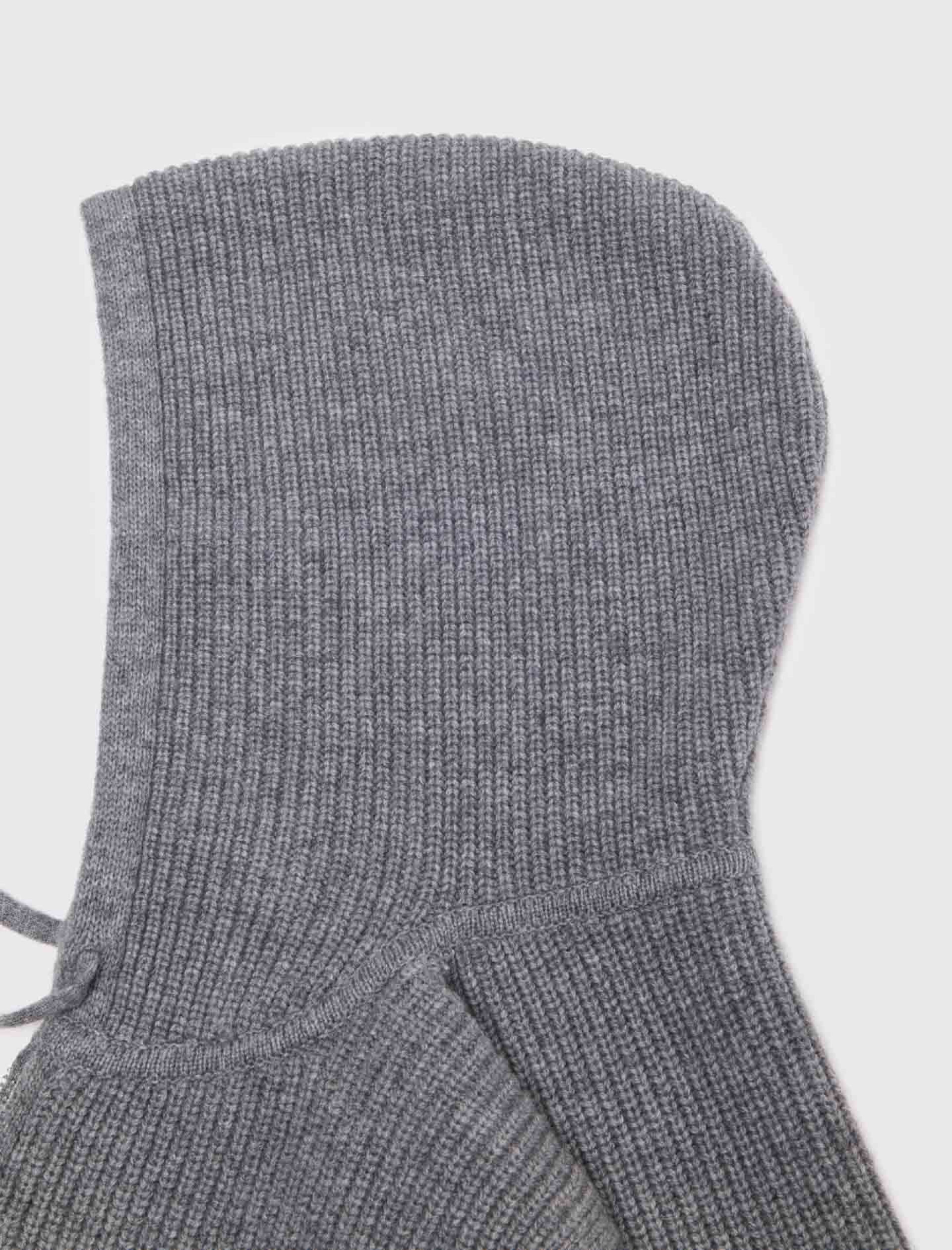 Жіноча сіра манішка з капюшоном