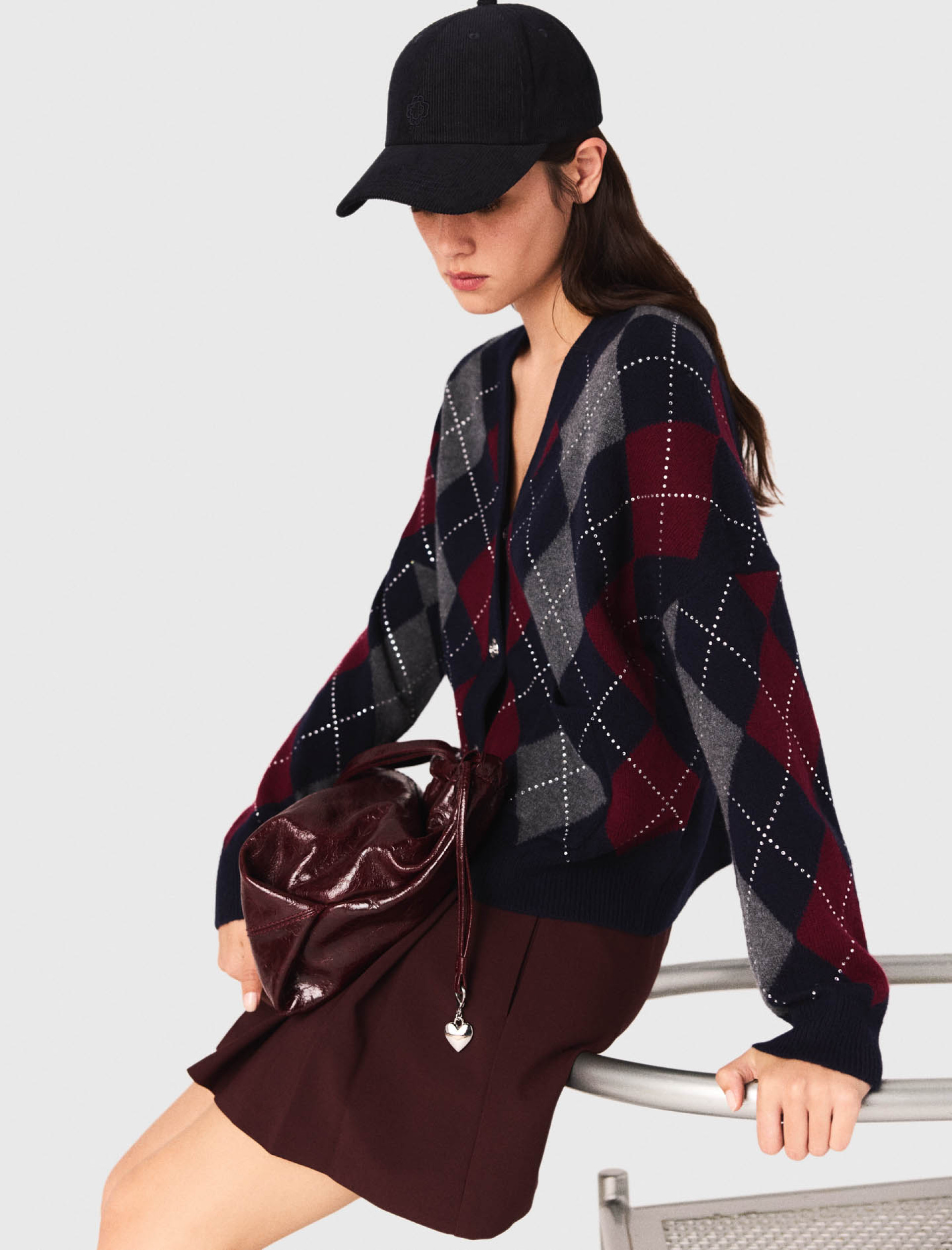 Жіночий кардиган з ромбовидним візерунком та стразами