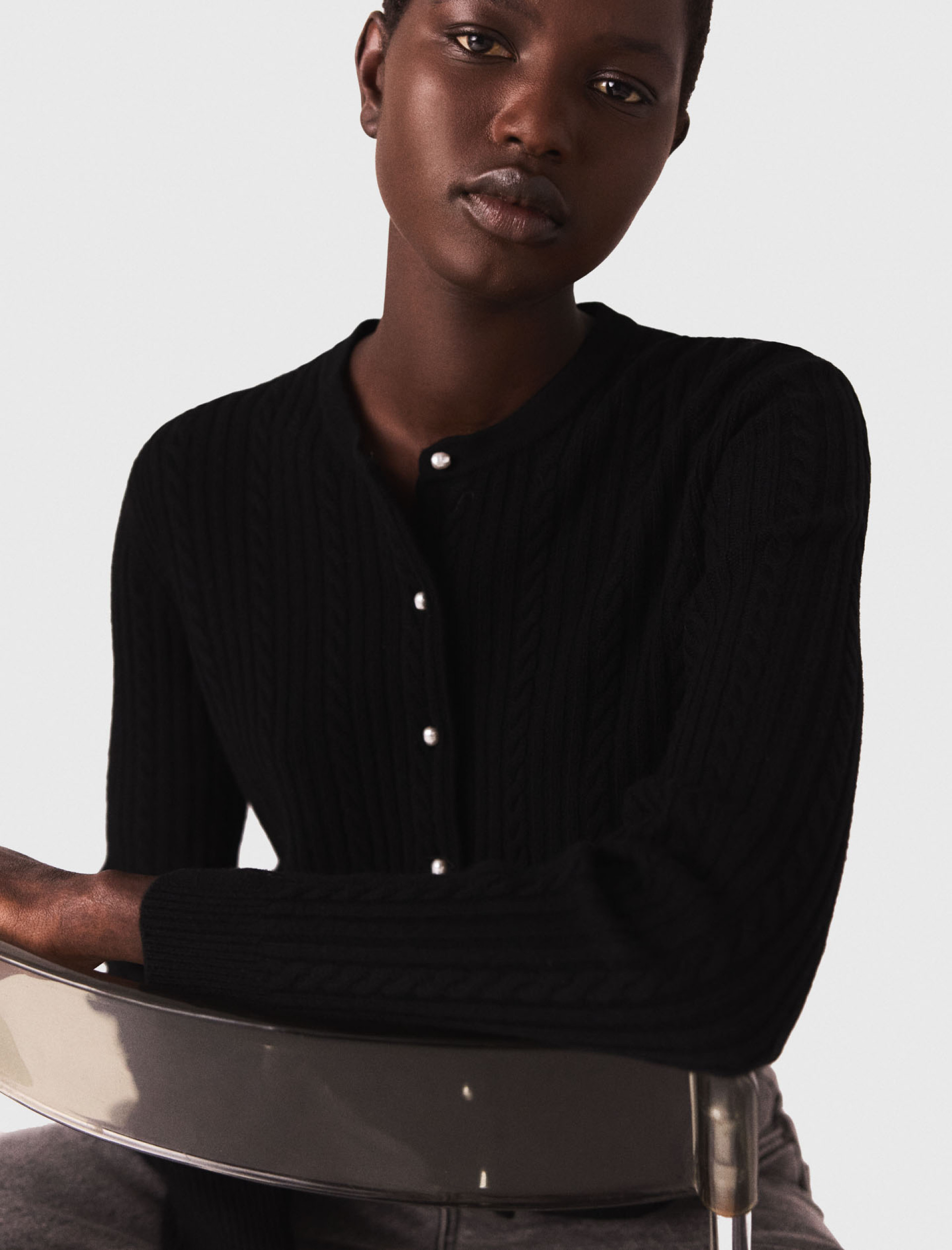 Жіночий кардиган зі з'ємним коміром з перлів