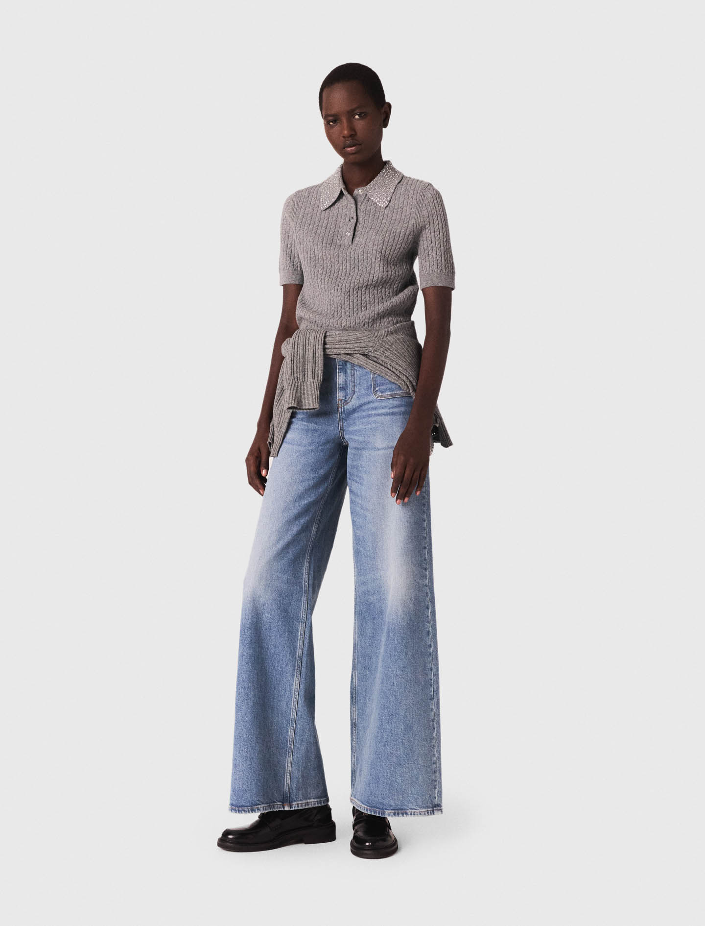 Женский джемпер с коротким рукавом и стразами