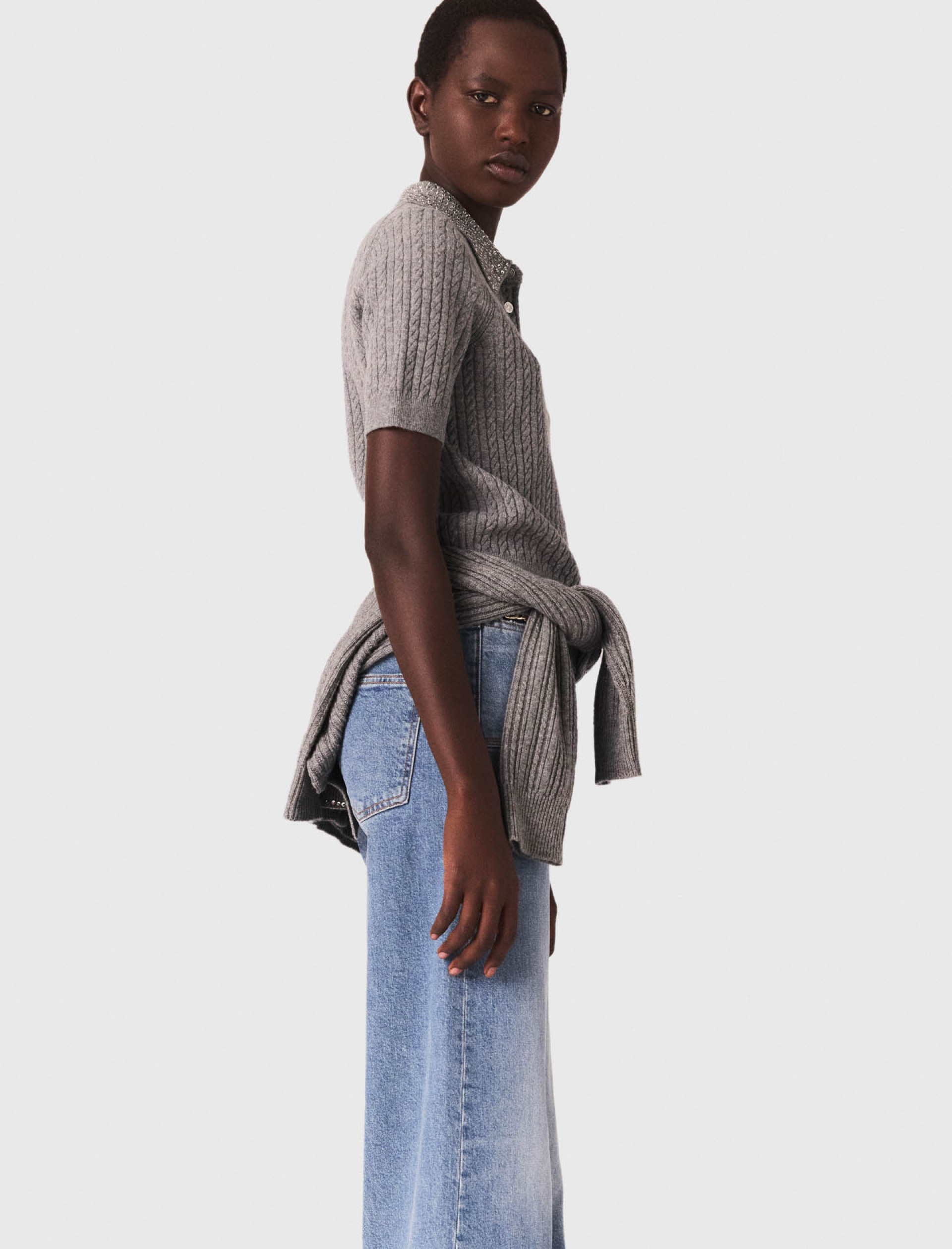 Женский джемпер с коротким рукавом и стразами