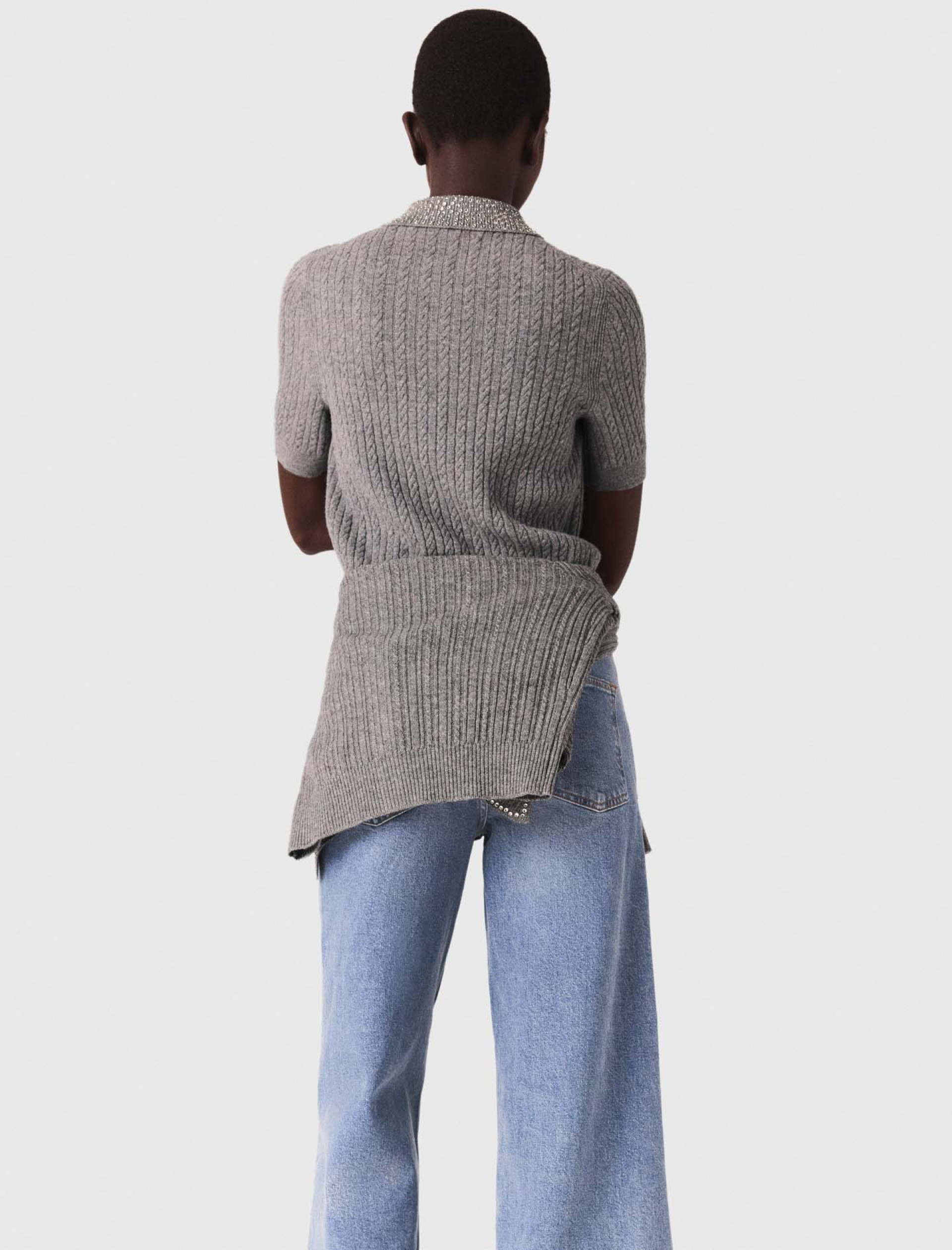 Женский джемпер с коротким рукавом и стразами