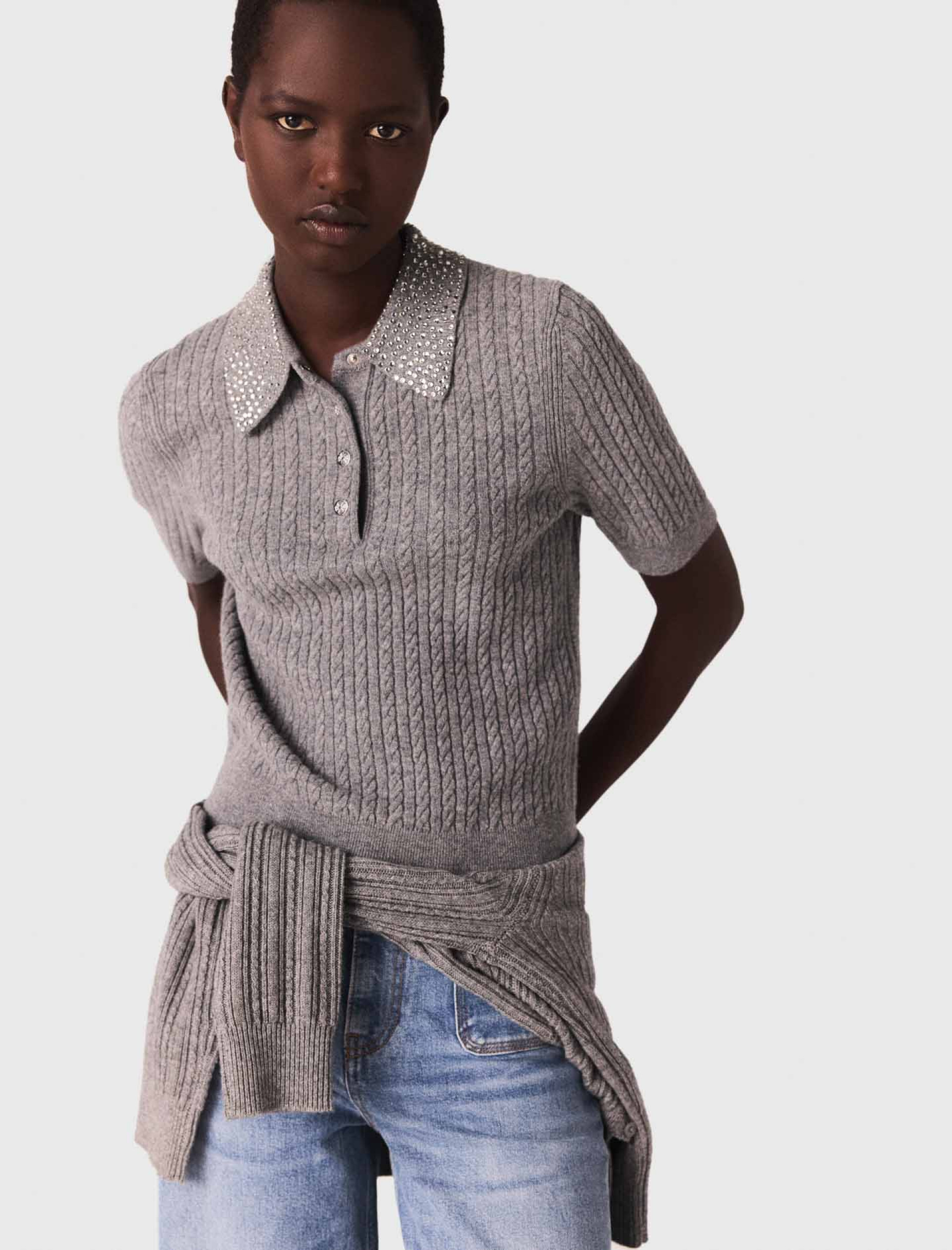 Женский джемпер с коротким рукавом и стразами