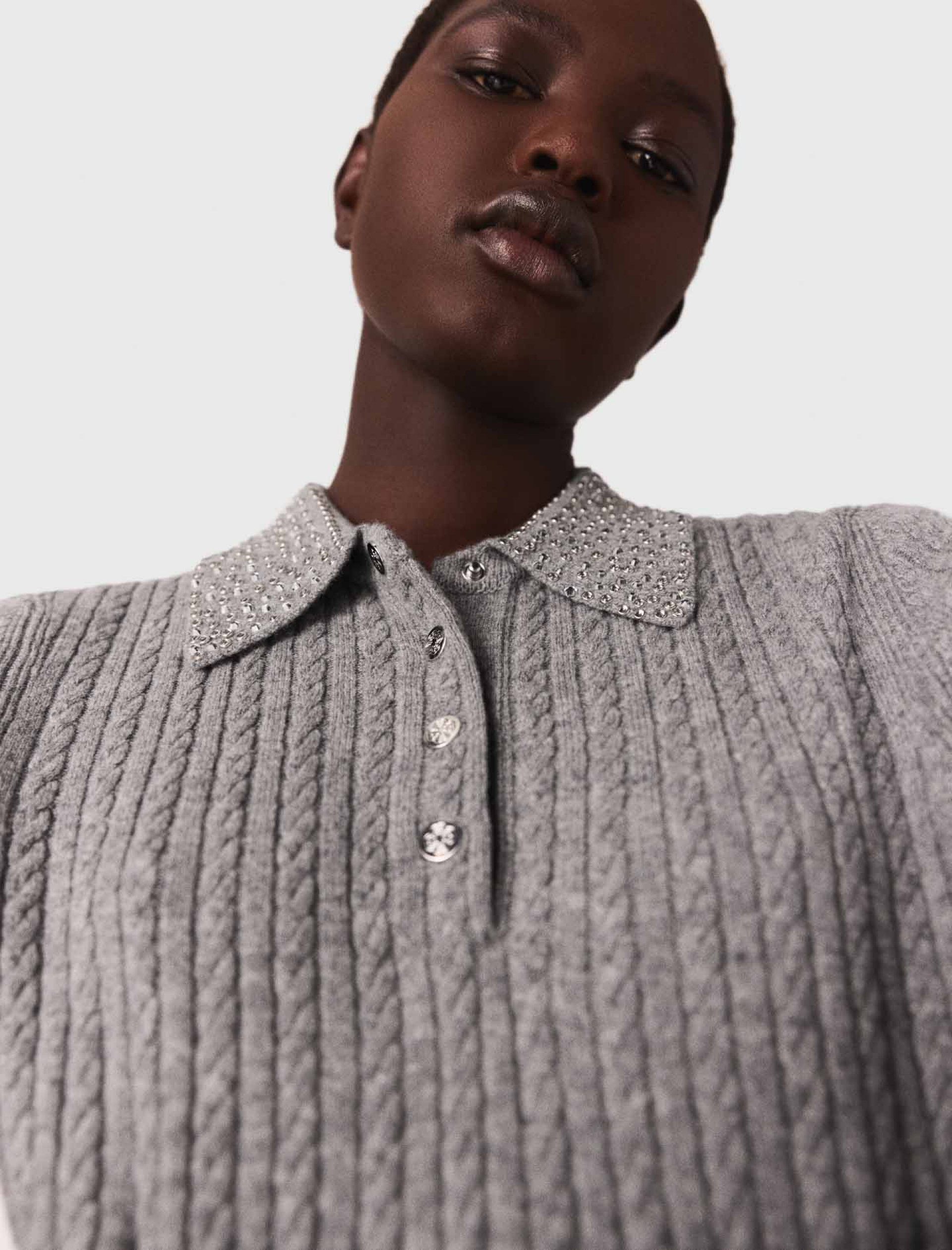 Женский джемпер с коротким рукавом и стразами