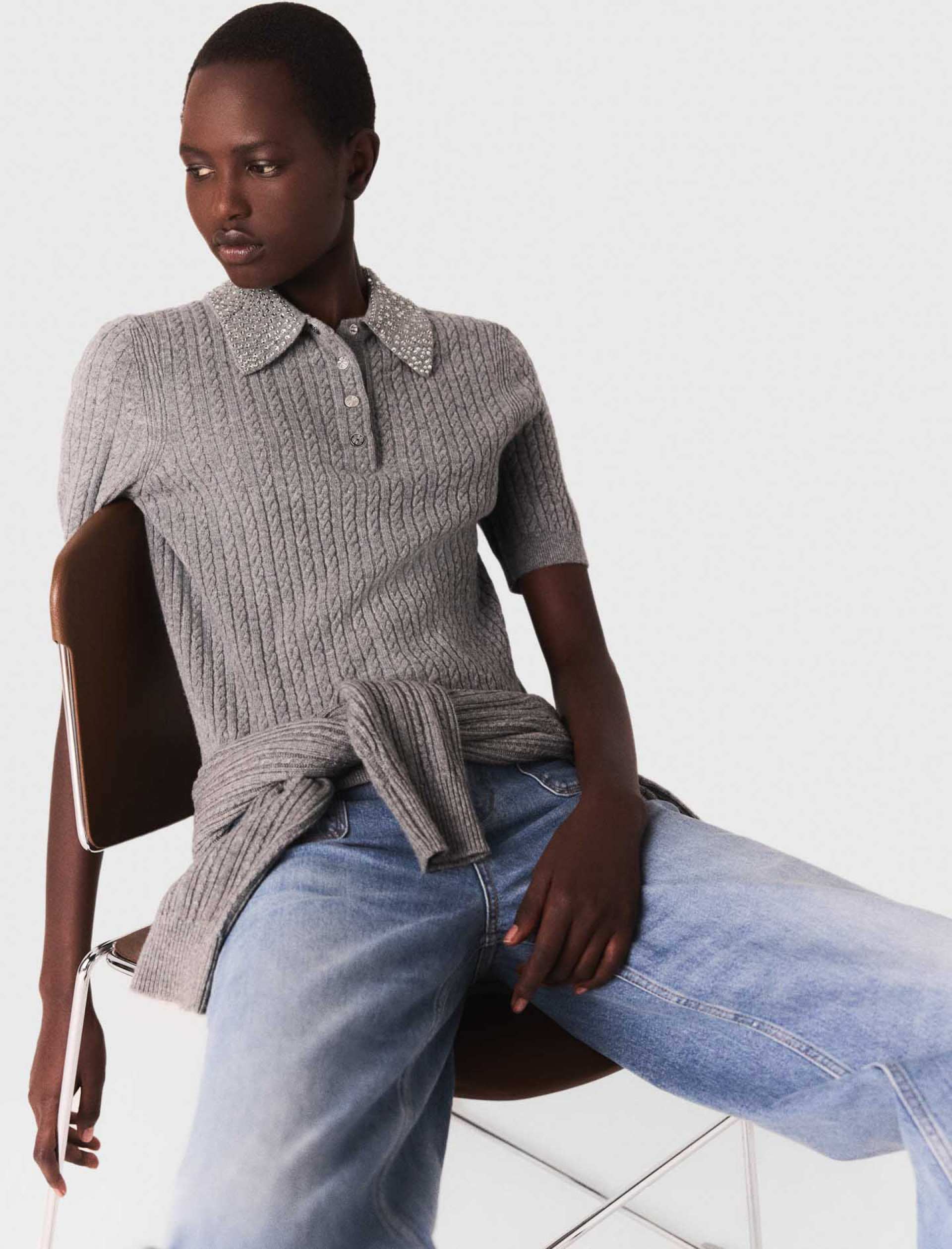 Женский джемпер с коротким рукавом и стразами