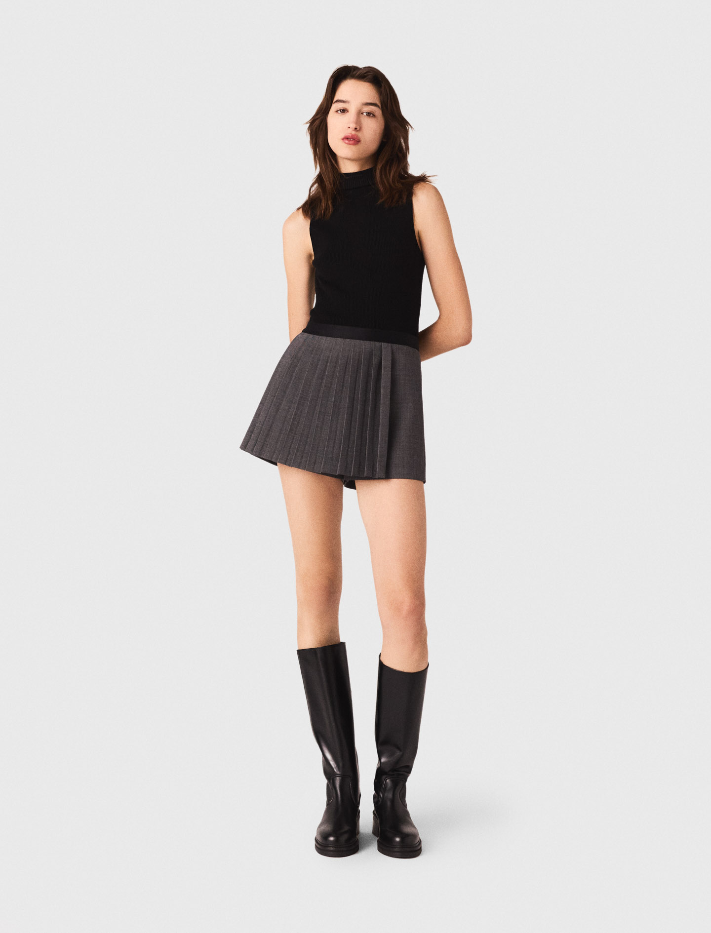 Жіночий чорний топ з високим коміром