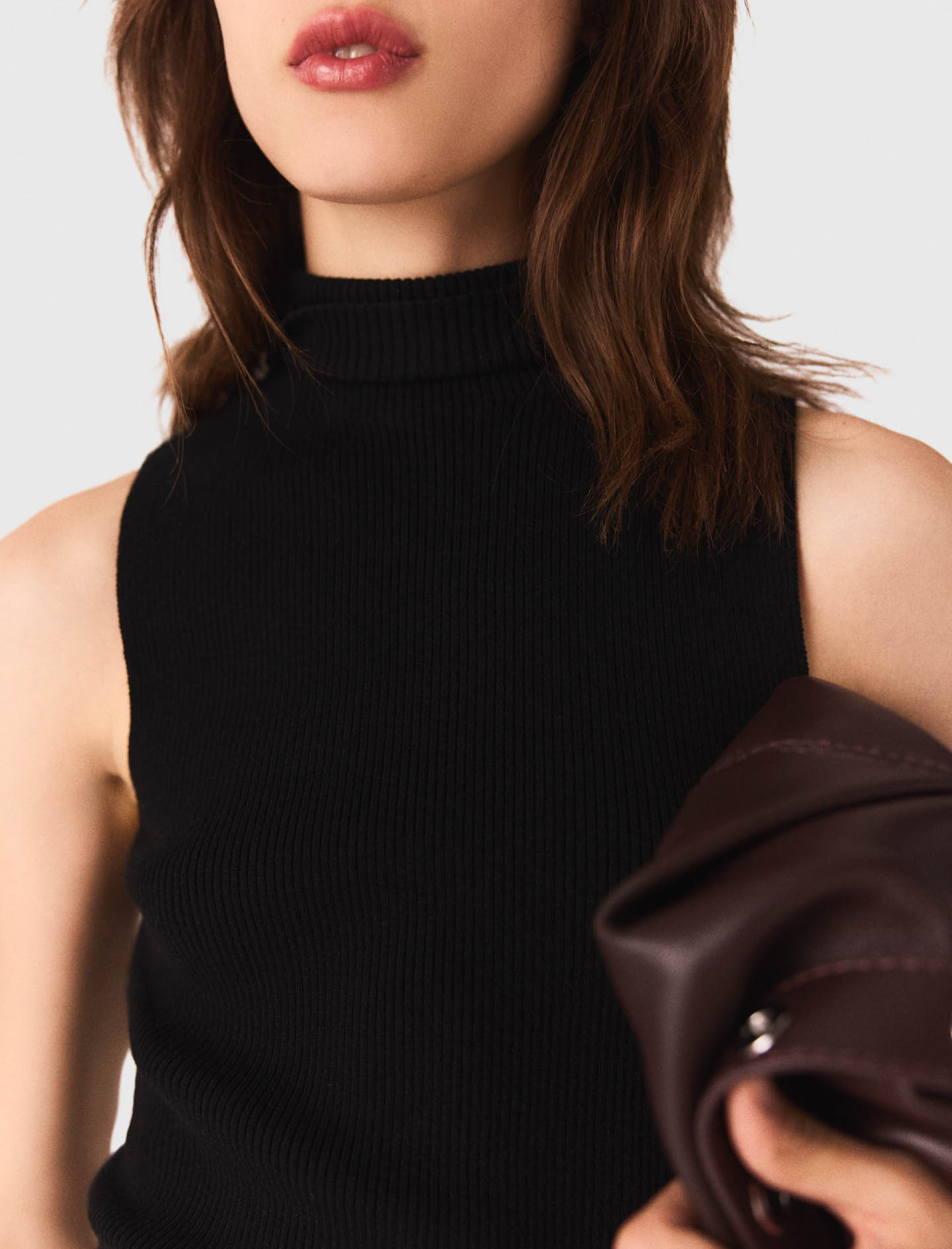 Жіночий чорний топ з високим коміром