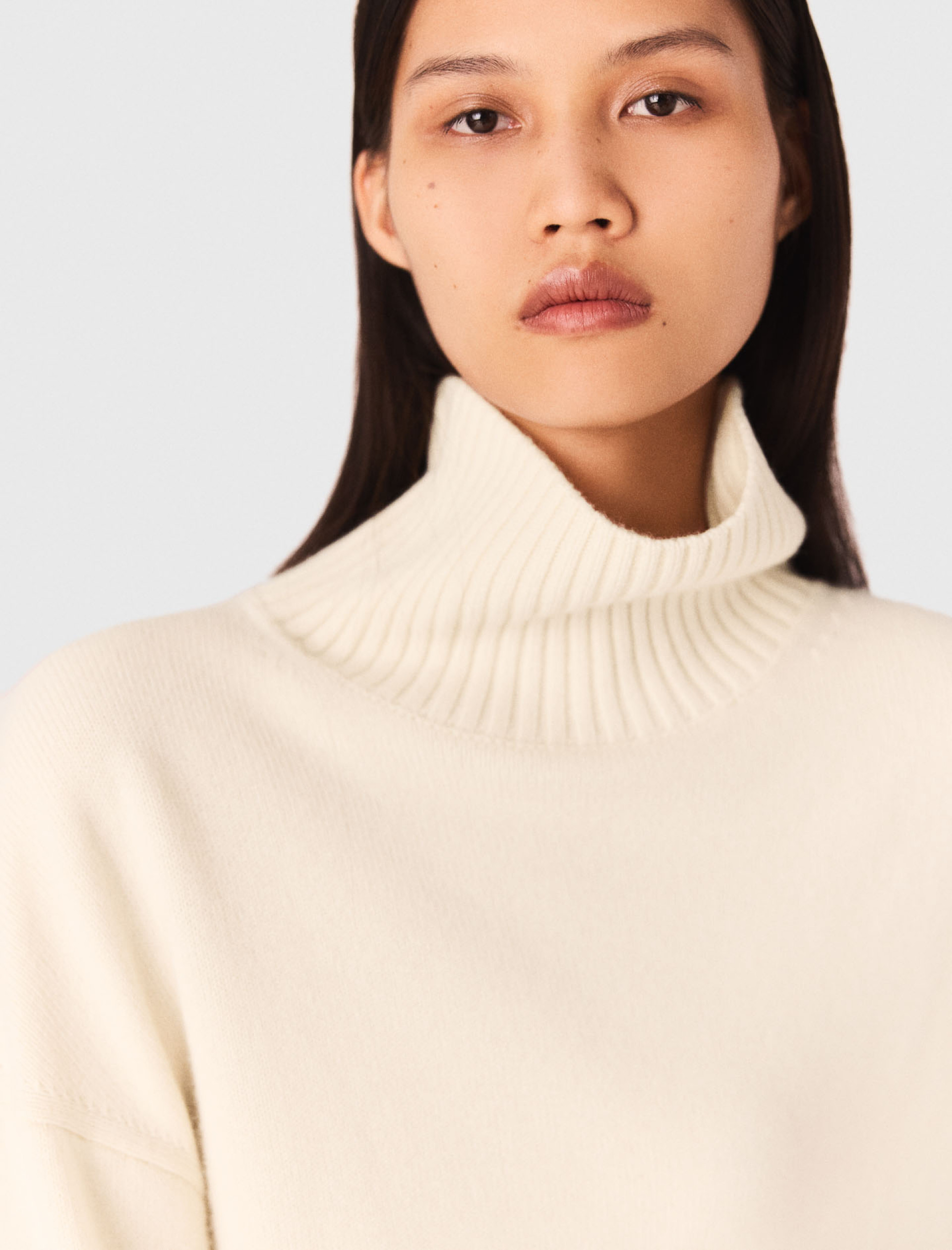 Жіночий кашеміровий светр з високим коміром